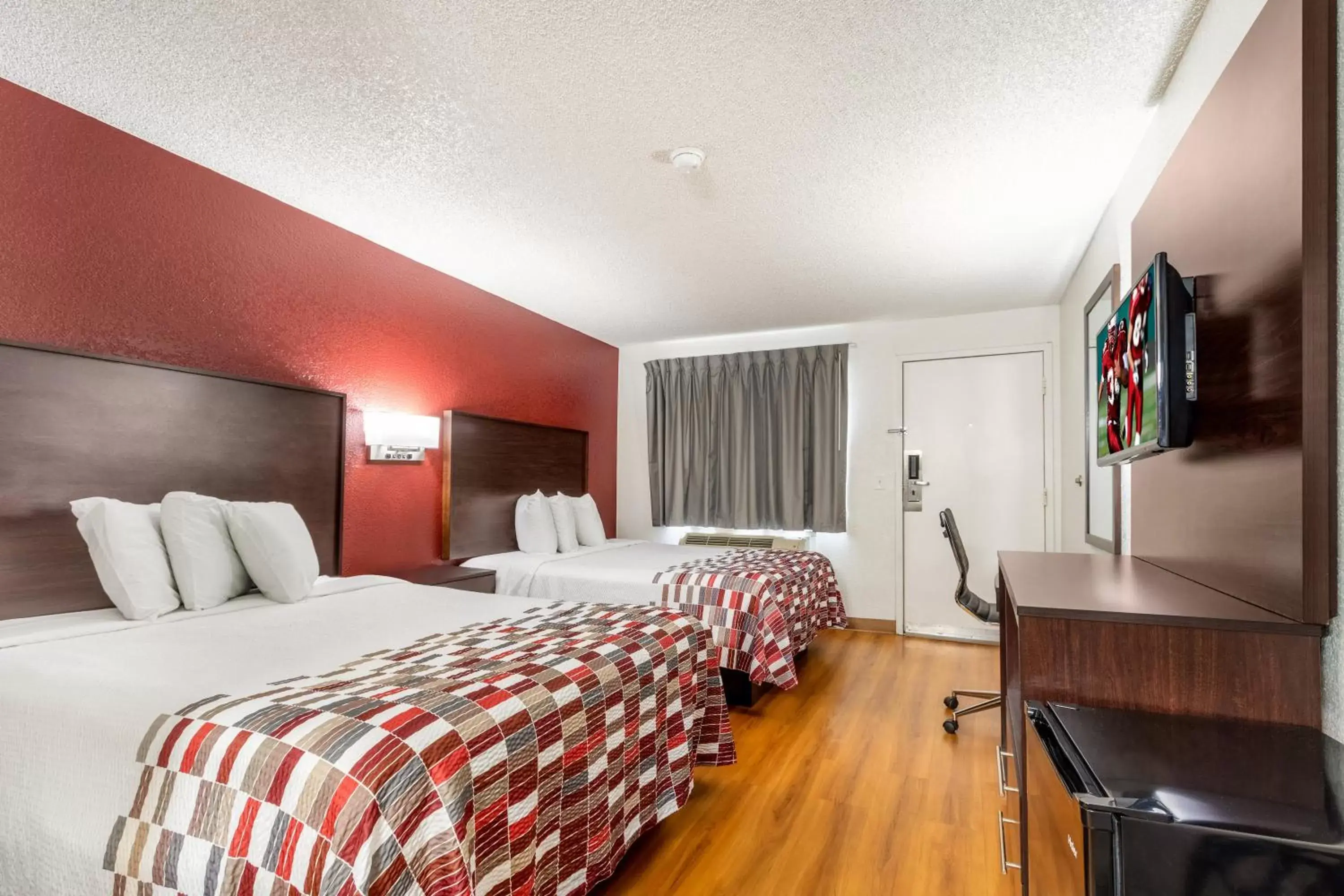 Deluxe Room with Two Double Beds Disability Access Roll-In Shower Non-Smoking in Red Roof Inn Phoenix- Midtown Deluxe Room with Two Double Beds Disability Access Roll-In Shower Non-Smoking in Red Roof Inn Phoenix- Midtown
