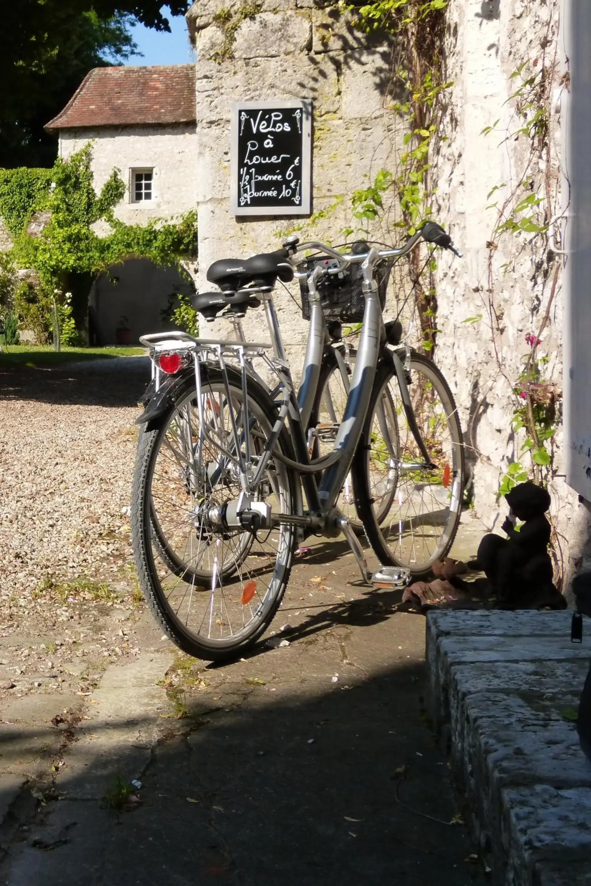 Facade/entrance, Biking in Le Relais Louis XI