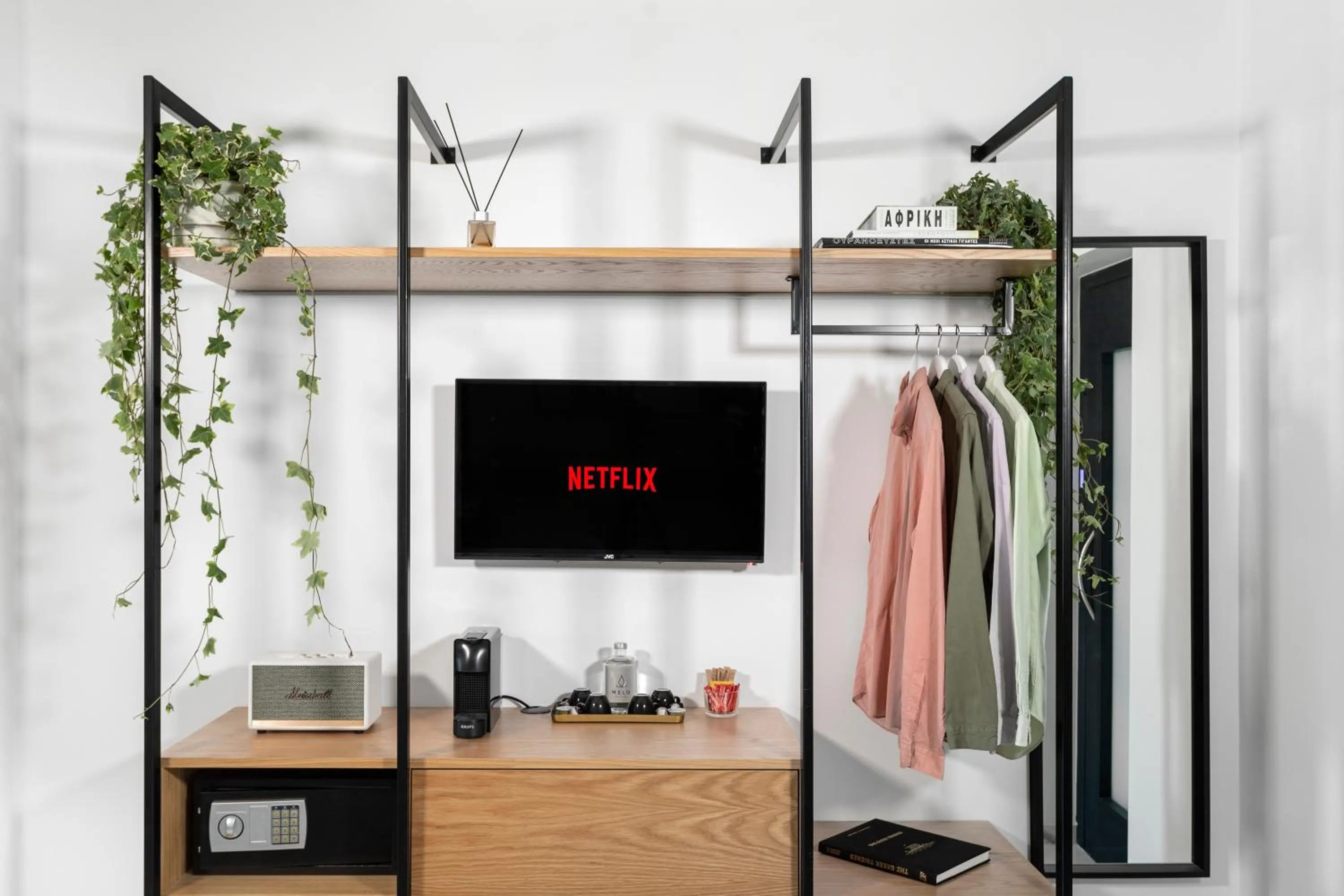 Photo of the whole room in Melo Athens