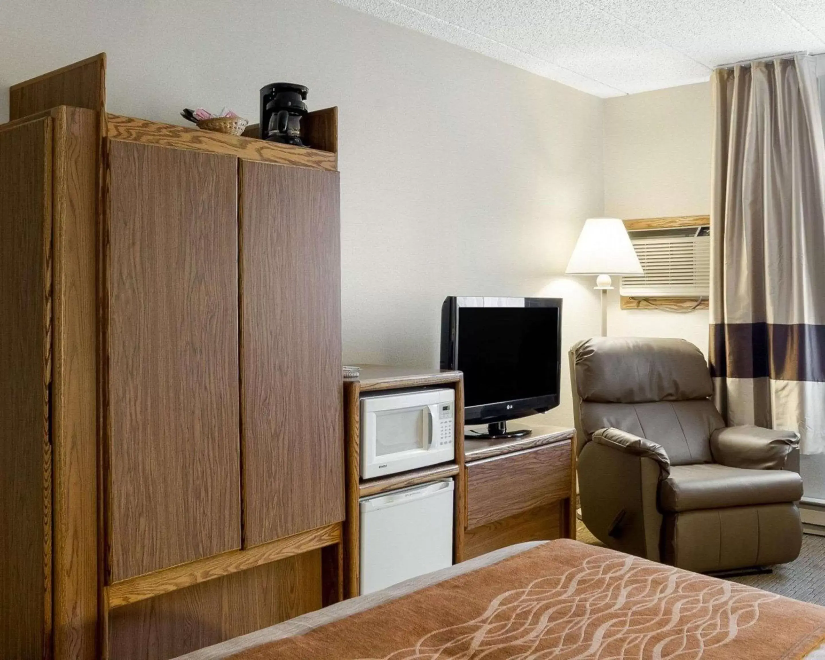 Photo of the whole room, TV/Entertainment Center in Quality Inn Bismarck