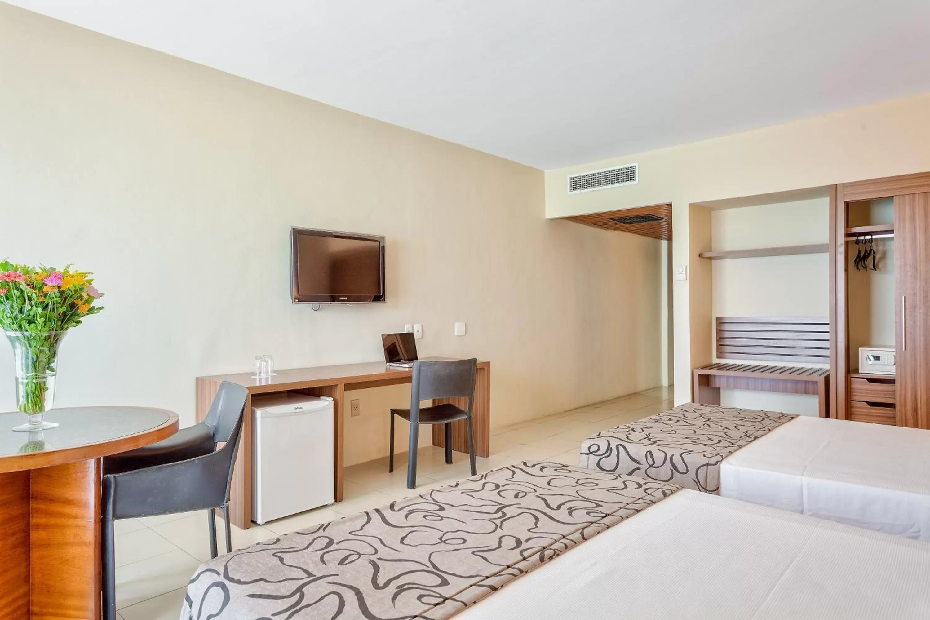 Bedroom, TV/Entertainment Center in Grand Mercure Recife Boa Viagem