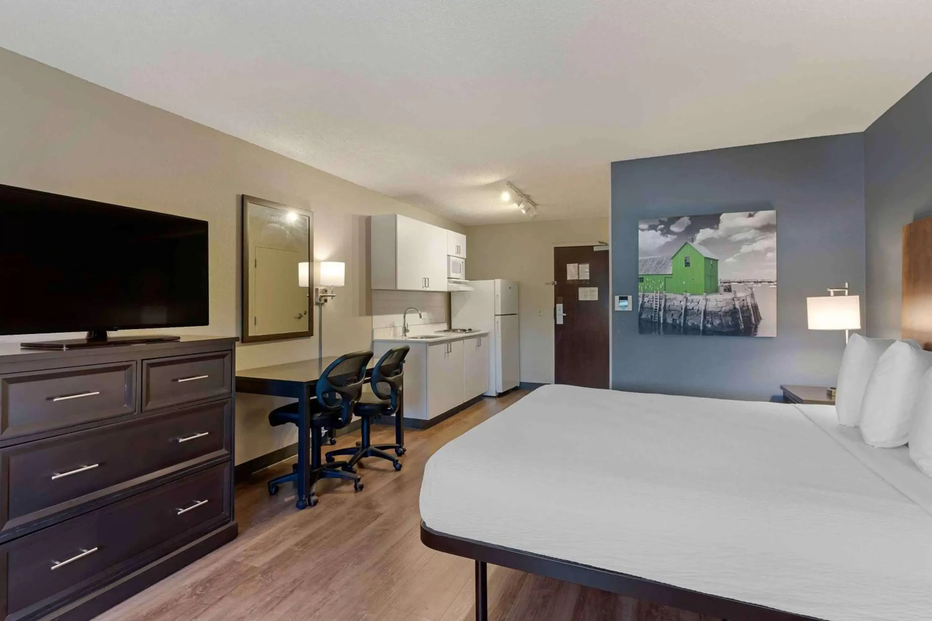 Bedroom, TV/Entertainment Center in Extended Stay America Suites - Boston - Burlington