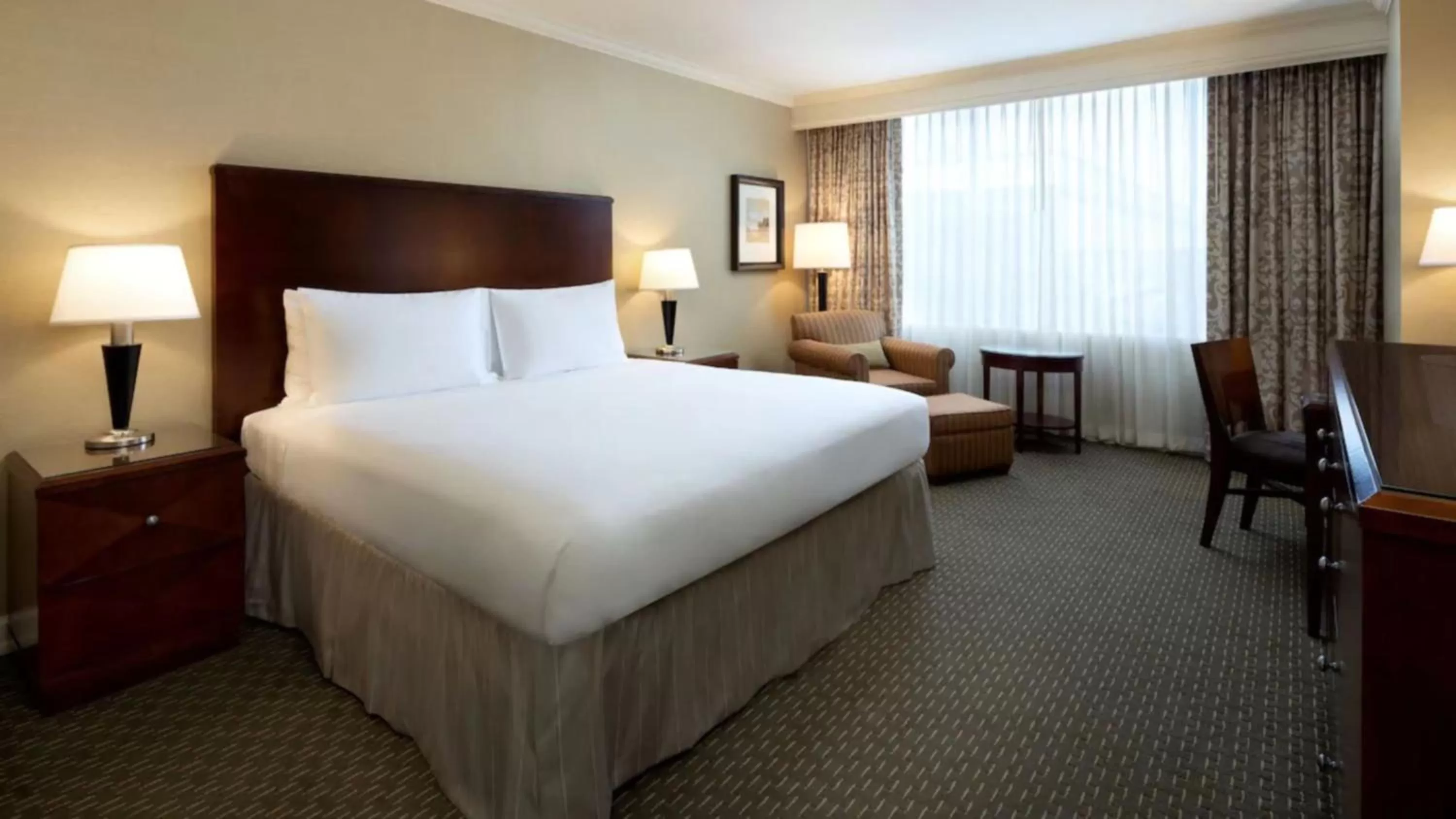 Bed in Hyatt Regency Houston West
