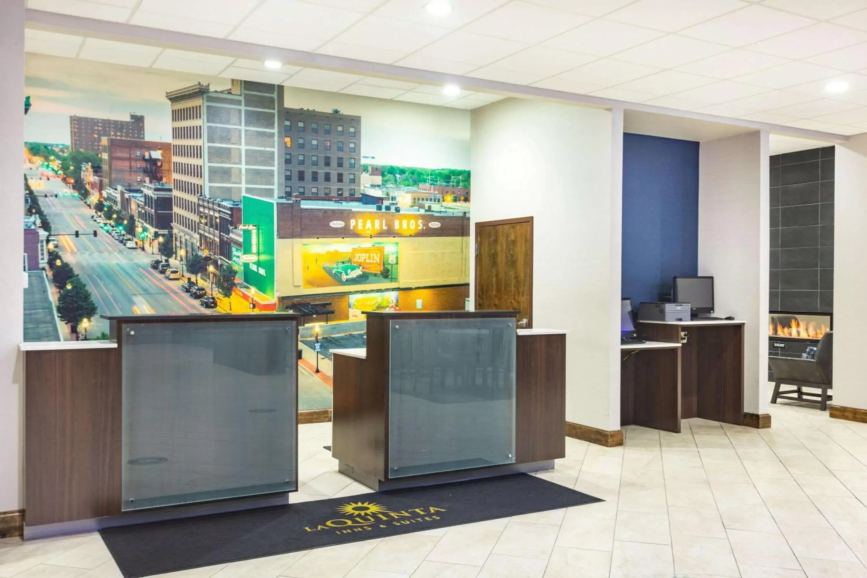 Lobby or reception in La Quinta by Wyndham Joplin Lobby or reception in La Quinta by Wyndham Joplin