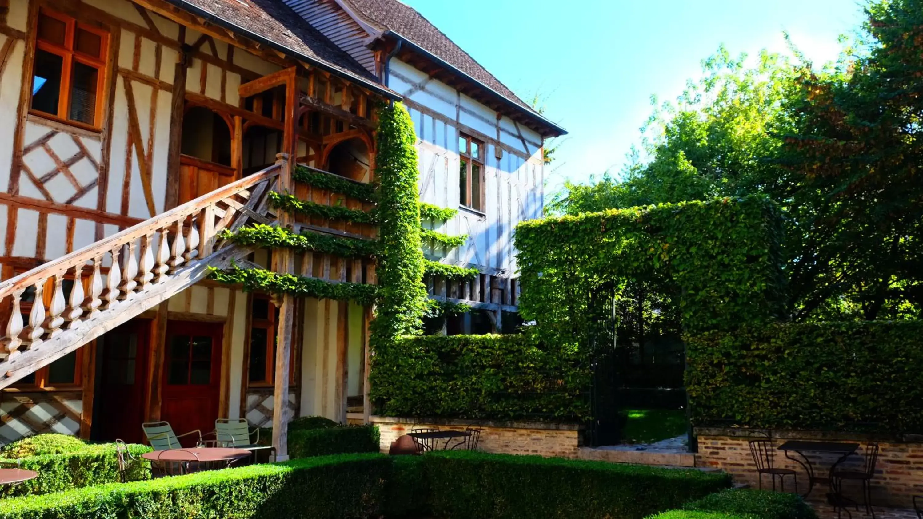 Facade/entrance, Property Building in Hôtel la Maison de Rhodes & Spa