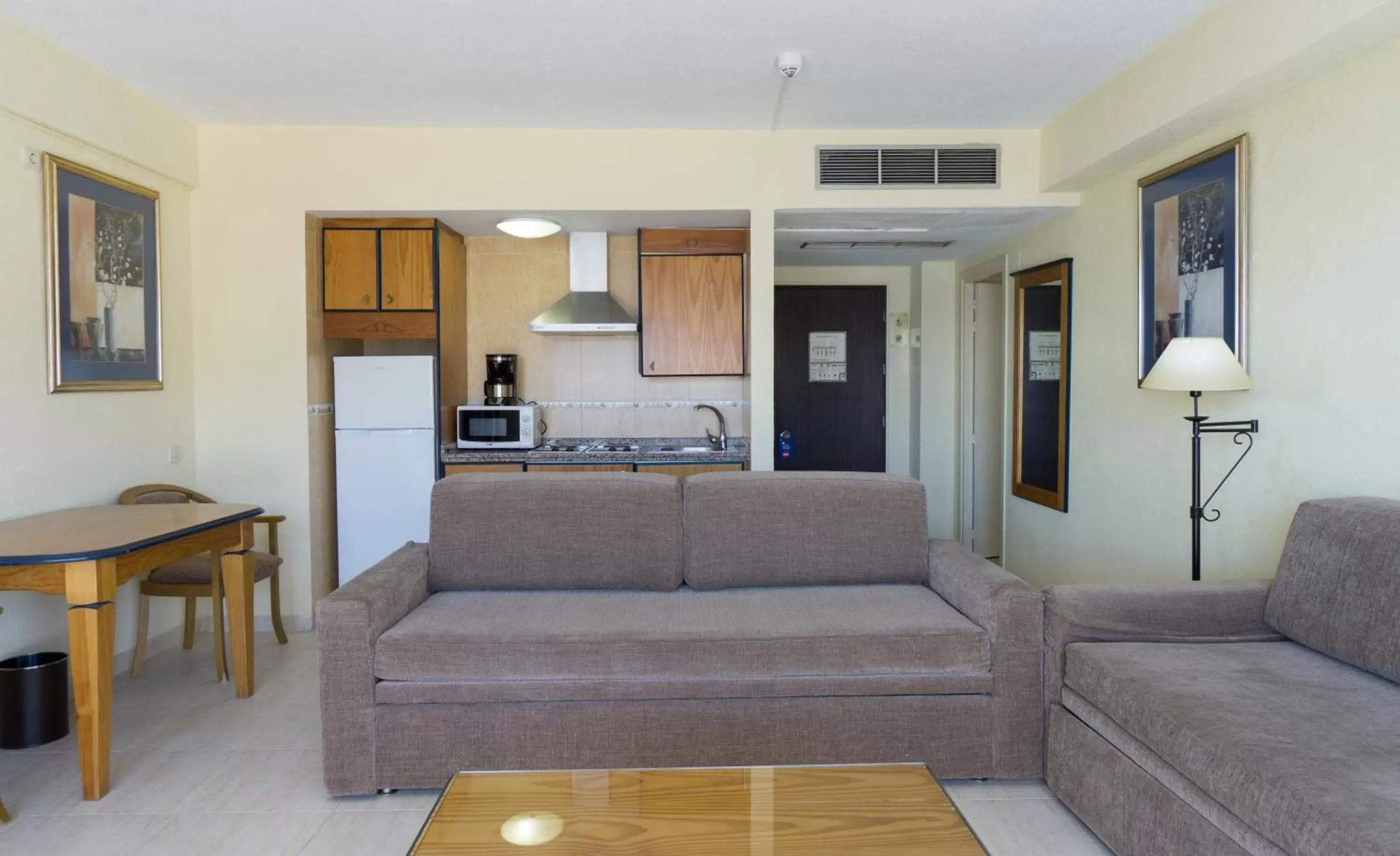 Kitchen or kitchenette, Seating Area in Hotel Apartamentos Pyr Fuengirola
