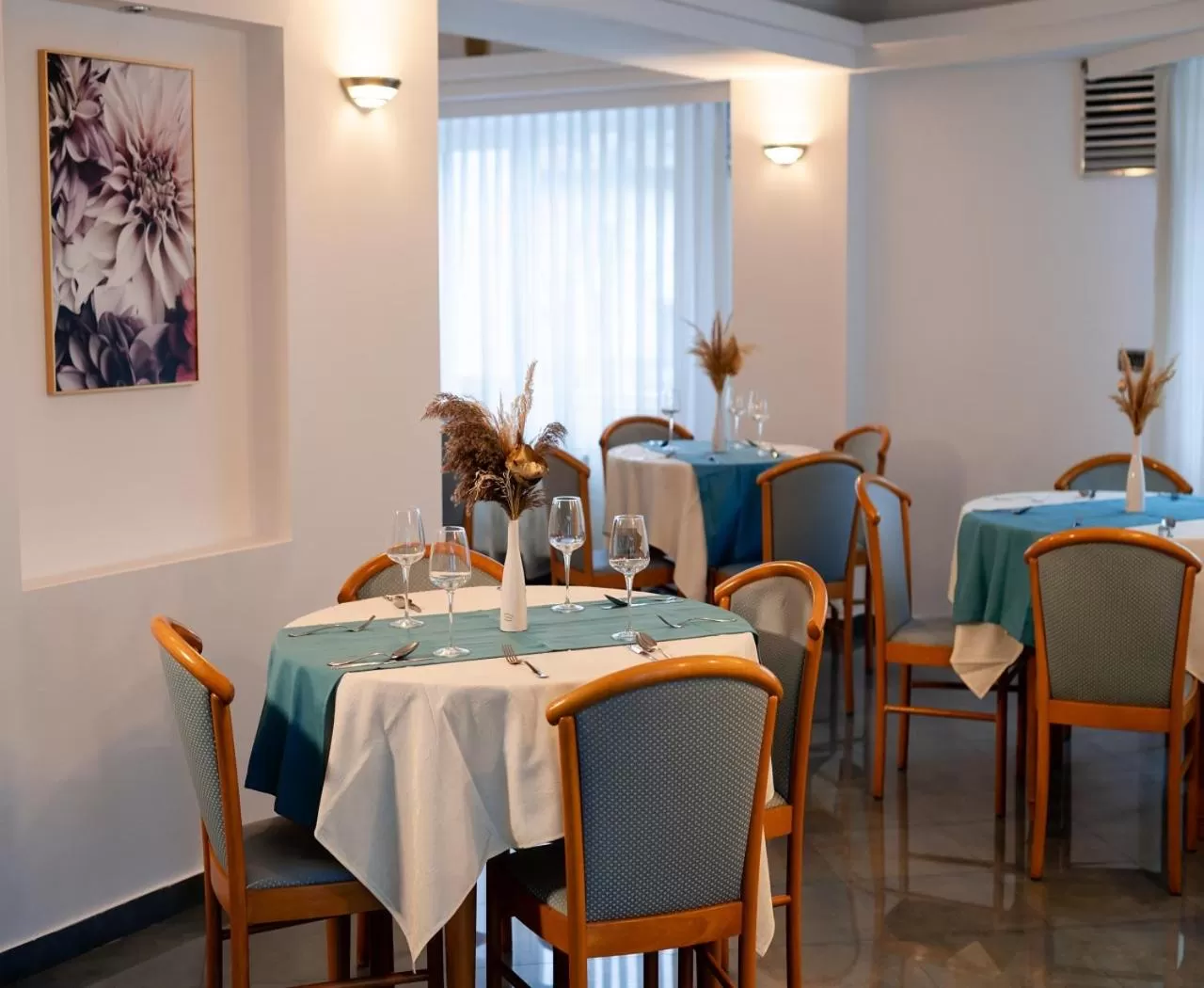 Restaurant/places to eat in Hotel Excelsior By TimHotels