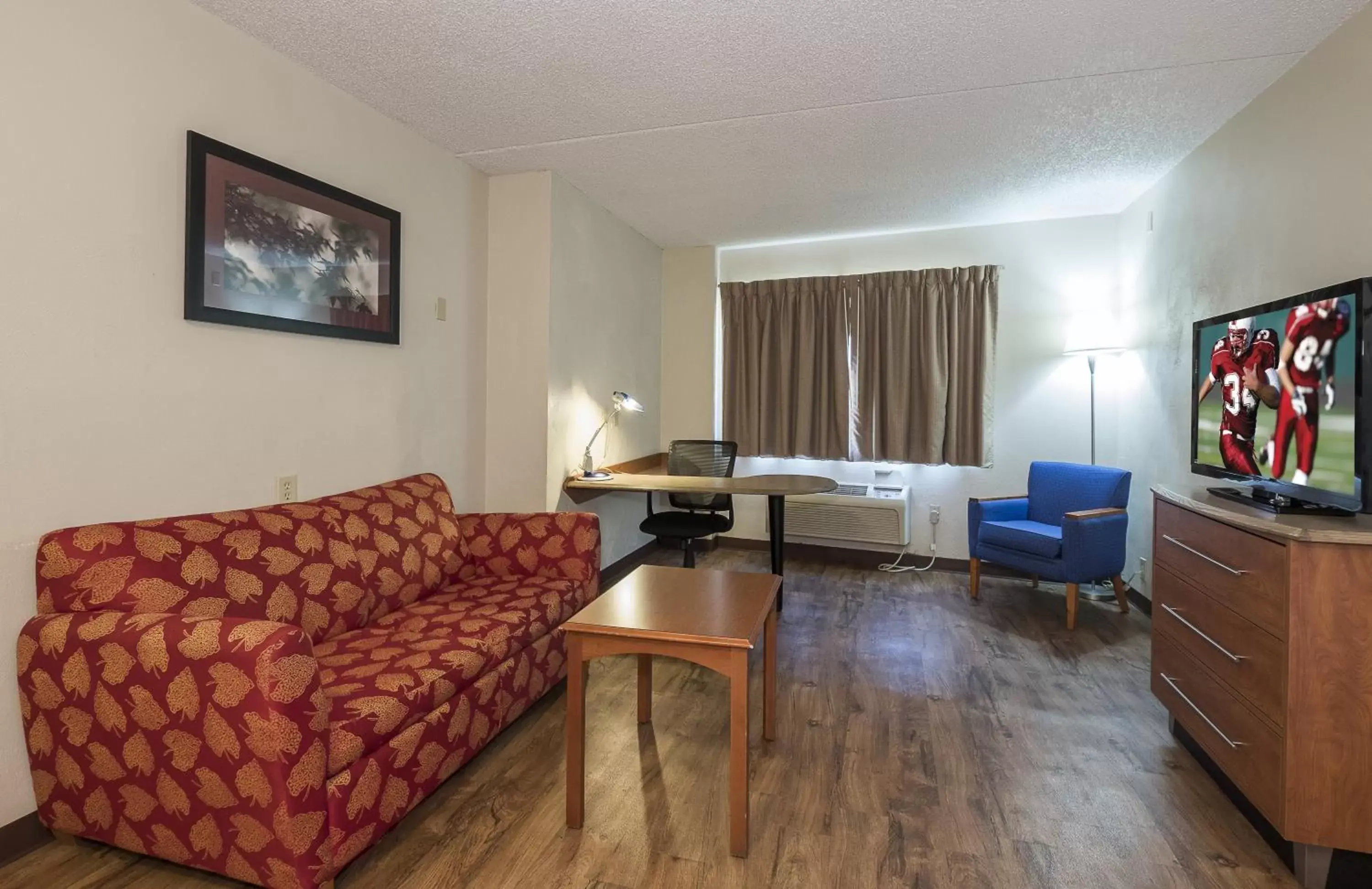 Photo of the whole room, Seating Area in Red Roof Inn & Suites Cleveland - Elyria