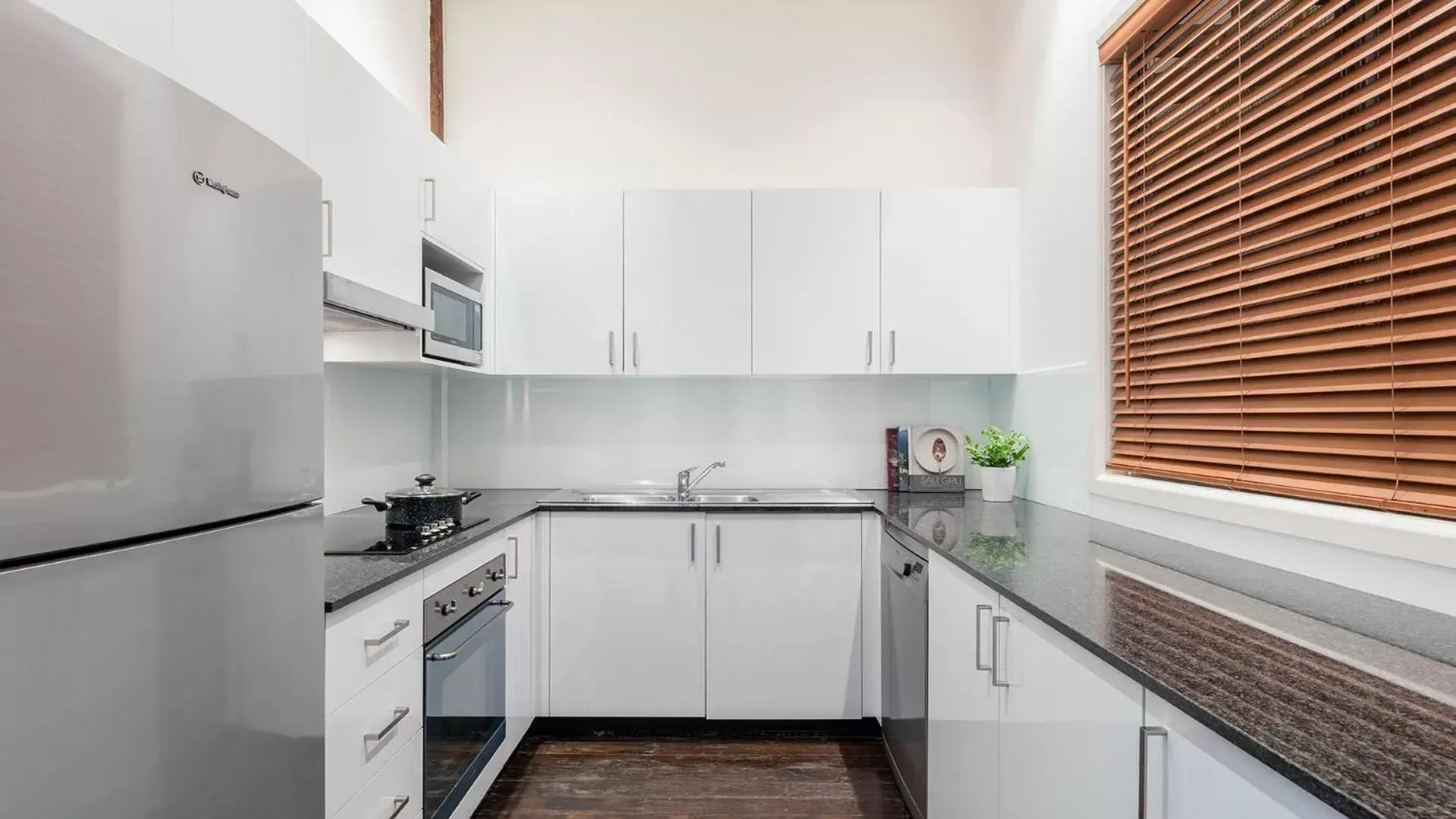 Kitchen or kitchenette, Kitchen/Kitchenette in Oaks Sydney Goldsbrough Suites