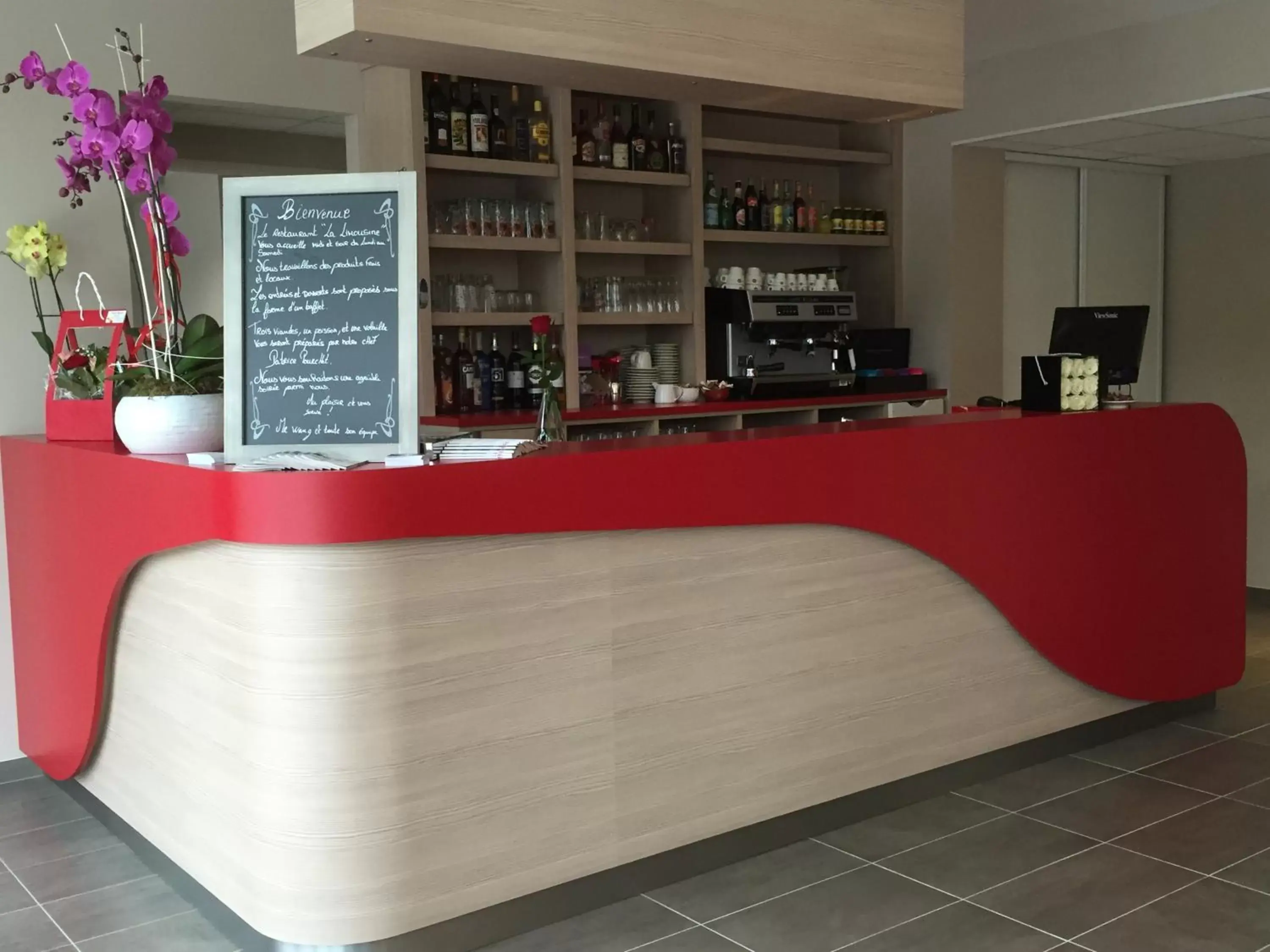 Lounge or bar in Brit Hotel Brive La Gaillarde - Restaurant La Limousine