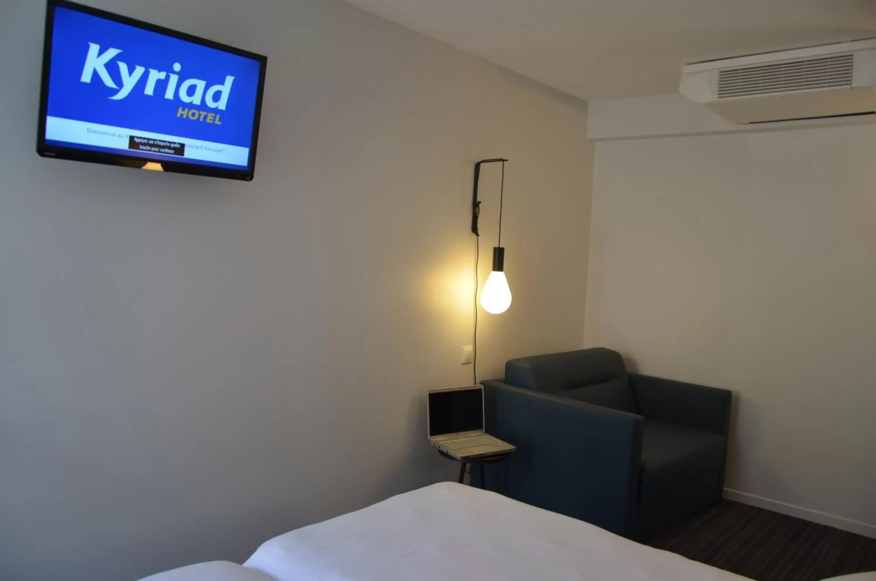 Bed, TV/Entertainment Center in Kyriad Metz Centre - Restaurant Moze