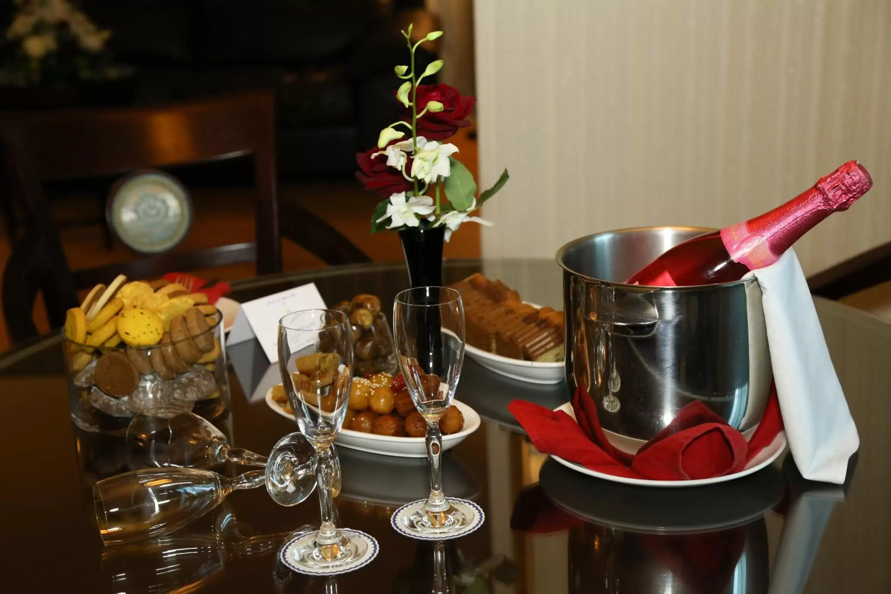 Living room, Coffee/Tea Facilities in Swiss Al Hamra Hotel