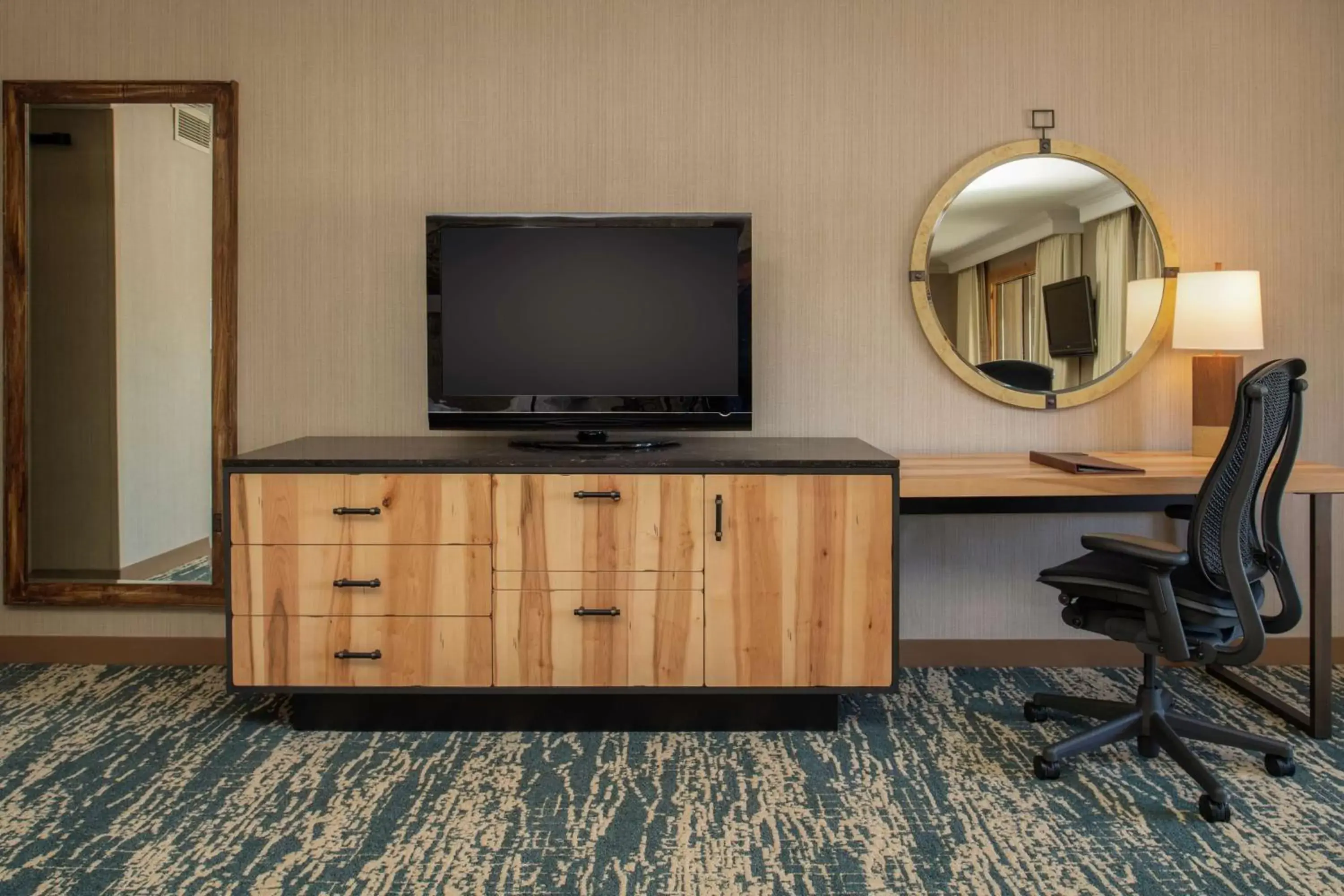 Bedroom, TV/Entertainment Center in DoubleTree by Hilton Missoula Edgewater