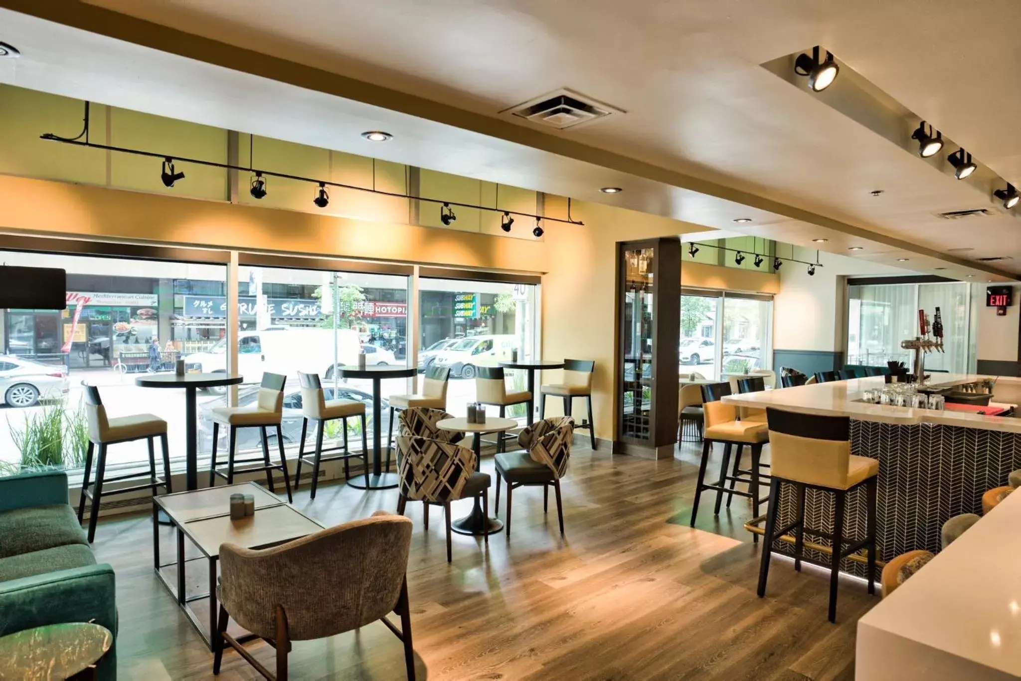 Lounge or bar in Holiday Inn Toronto Downtown Centre by IHG Lounge or bar in Holiday Inn Toronto Downtown Centre by IHG