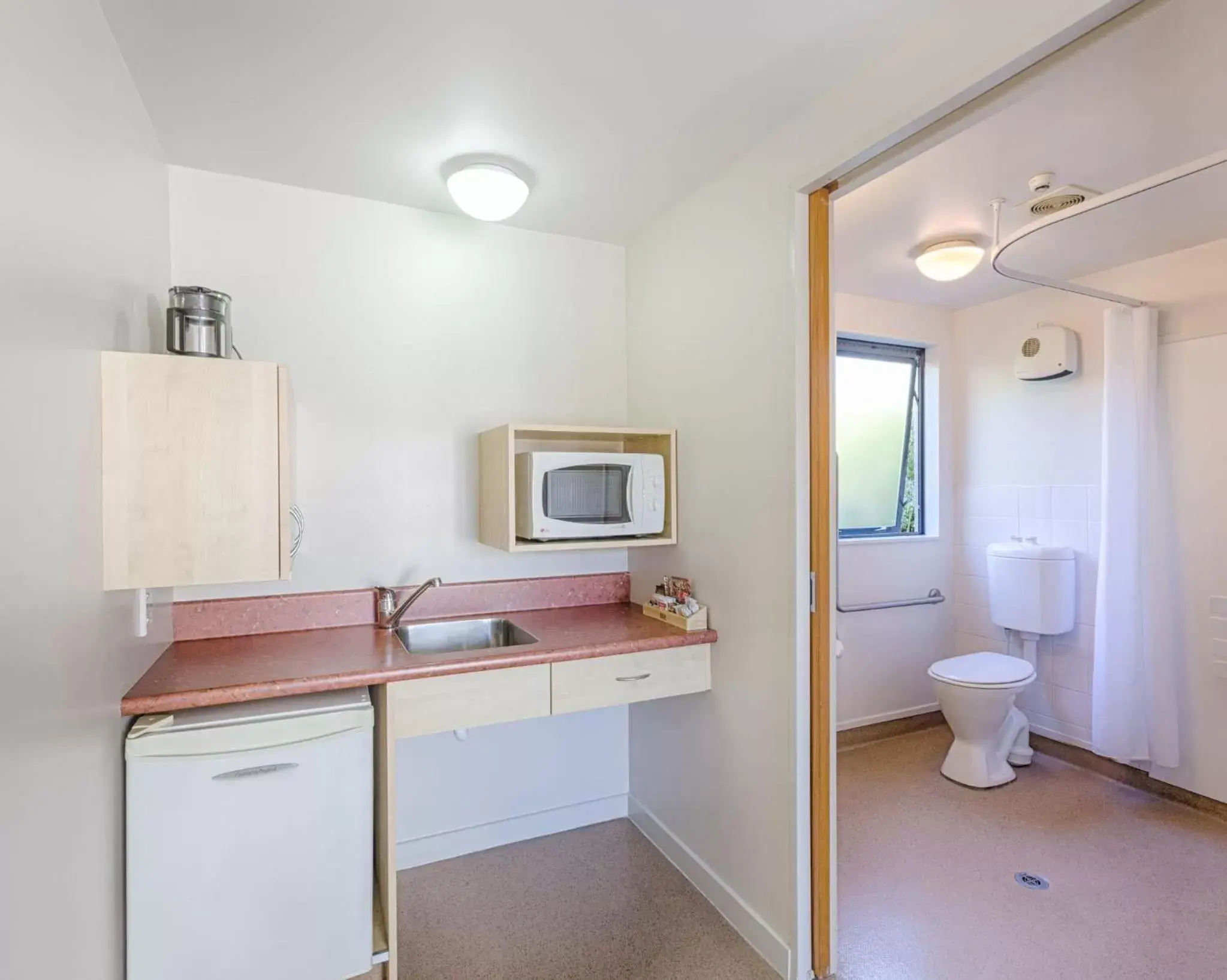 Bathroom, Kitchen/Kitchenette in Bella Vista Motel Taupo