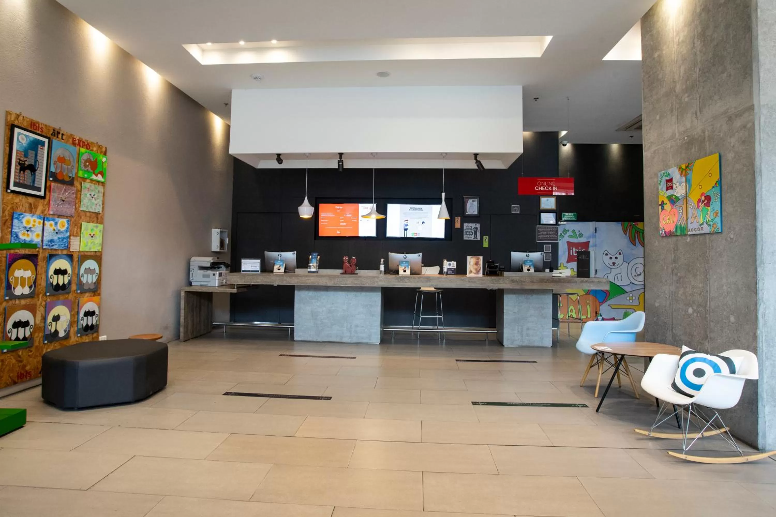 Lobby or reception in Hotel Ibis Cali Granada