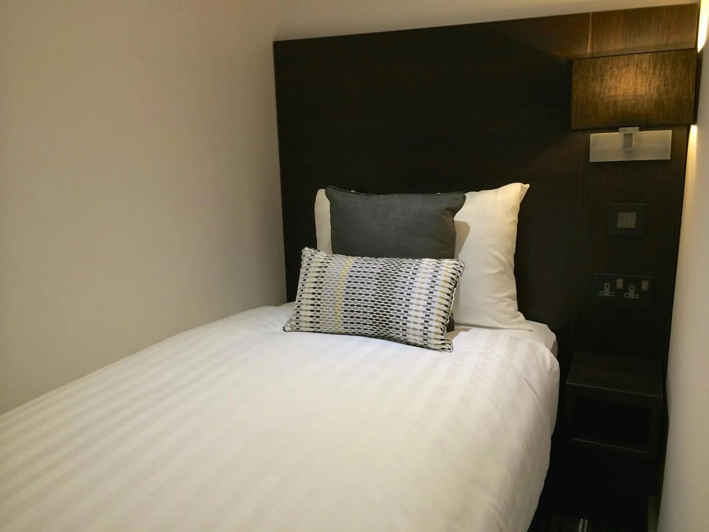 Petite Single Room with Private Bathroom in The W14 Kensington