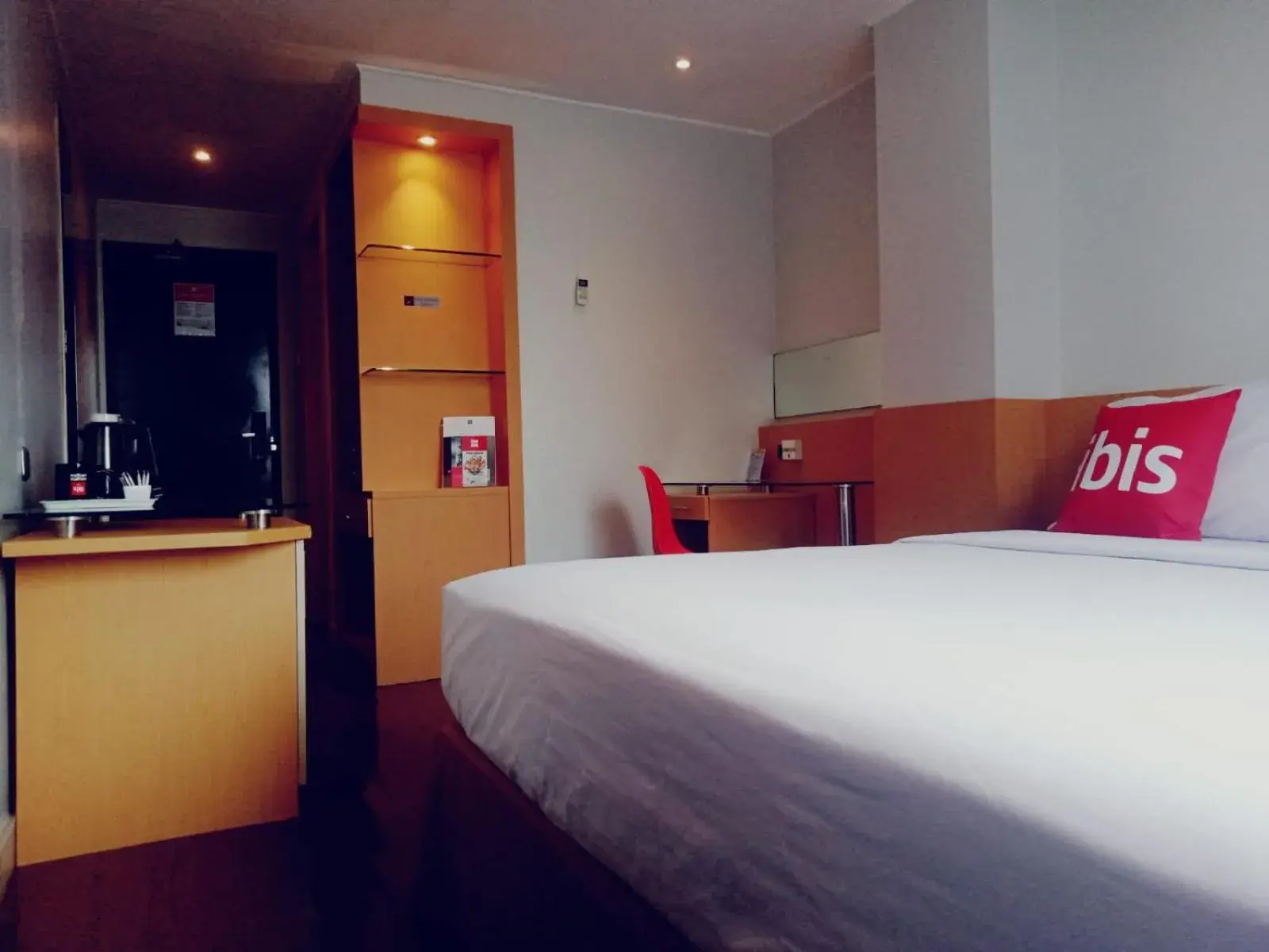Photo of the whole room, Bed in Ibis Jakarta Arcadia