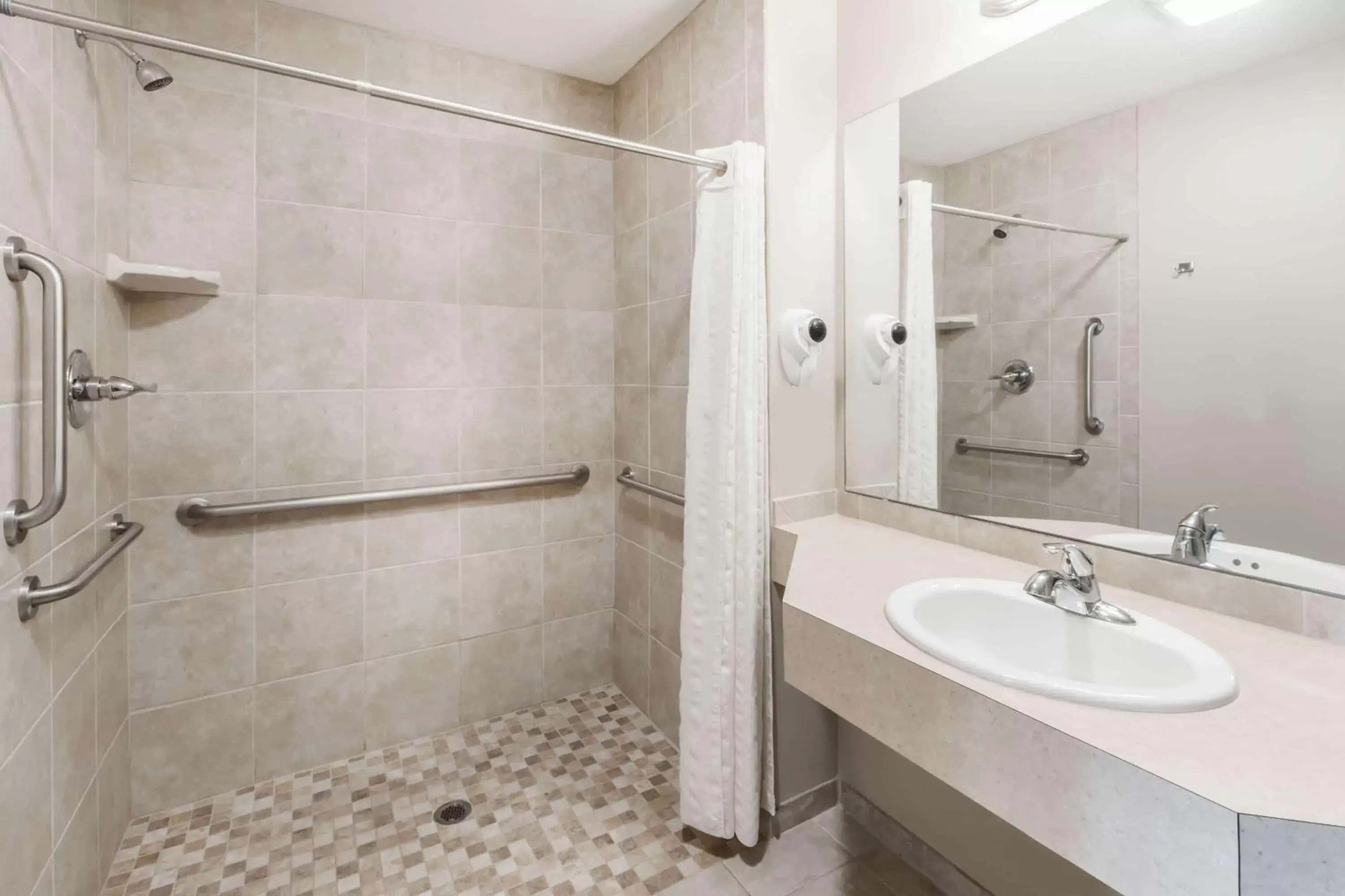 Shower, Bathroom in Howard Johnson by Wyndham Traverse City