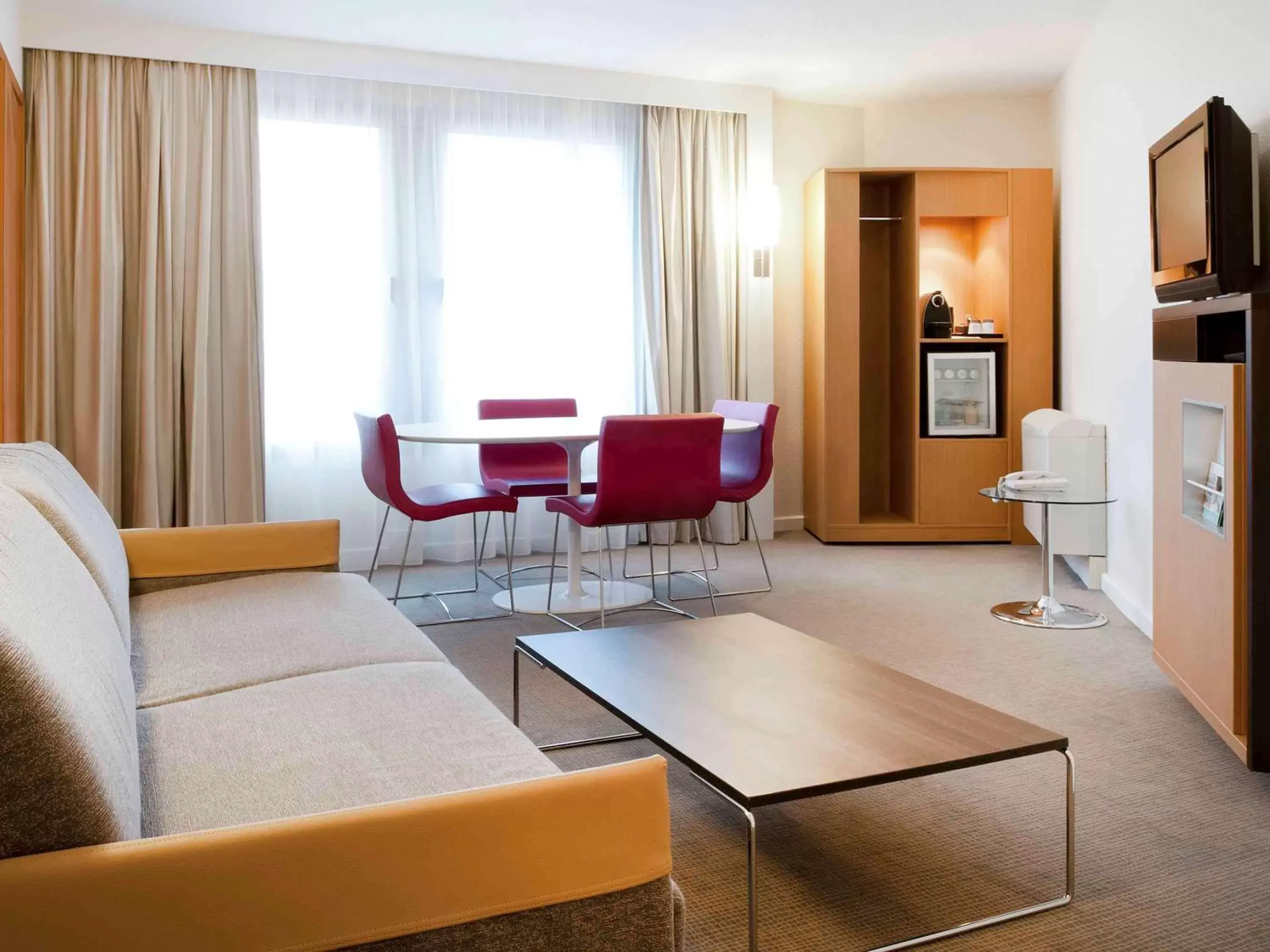 Photo of the whole room, Seating Area in Novotel Lille Centre Gares