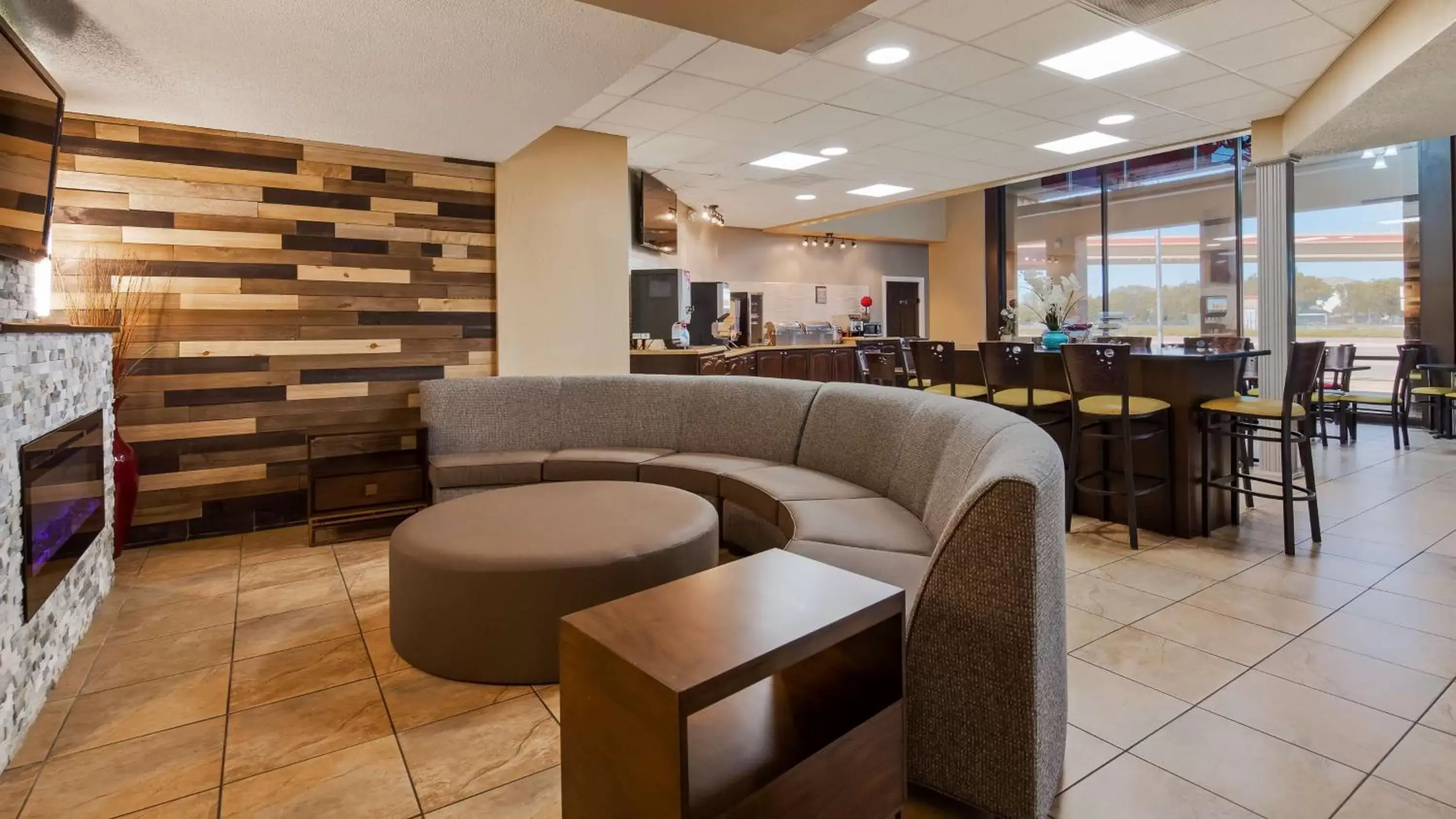 Lobby or reception, Restaurant/Places to Eat in SureStay Plus Hotel by Best Western Lubbock Medical Center