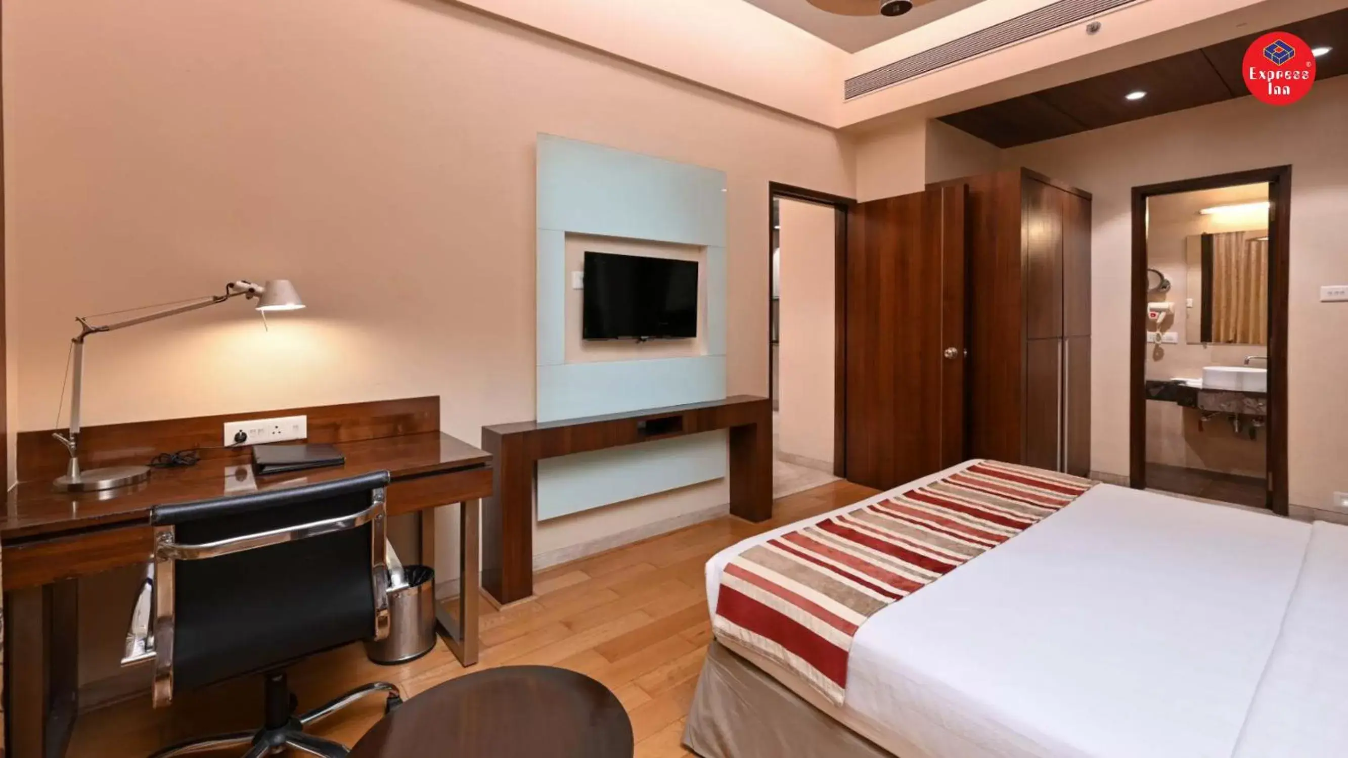 Bed, TV/Entertainment Center in Express Inn The Business Luxury Hotel