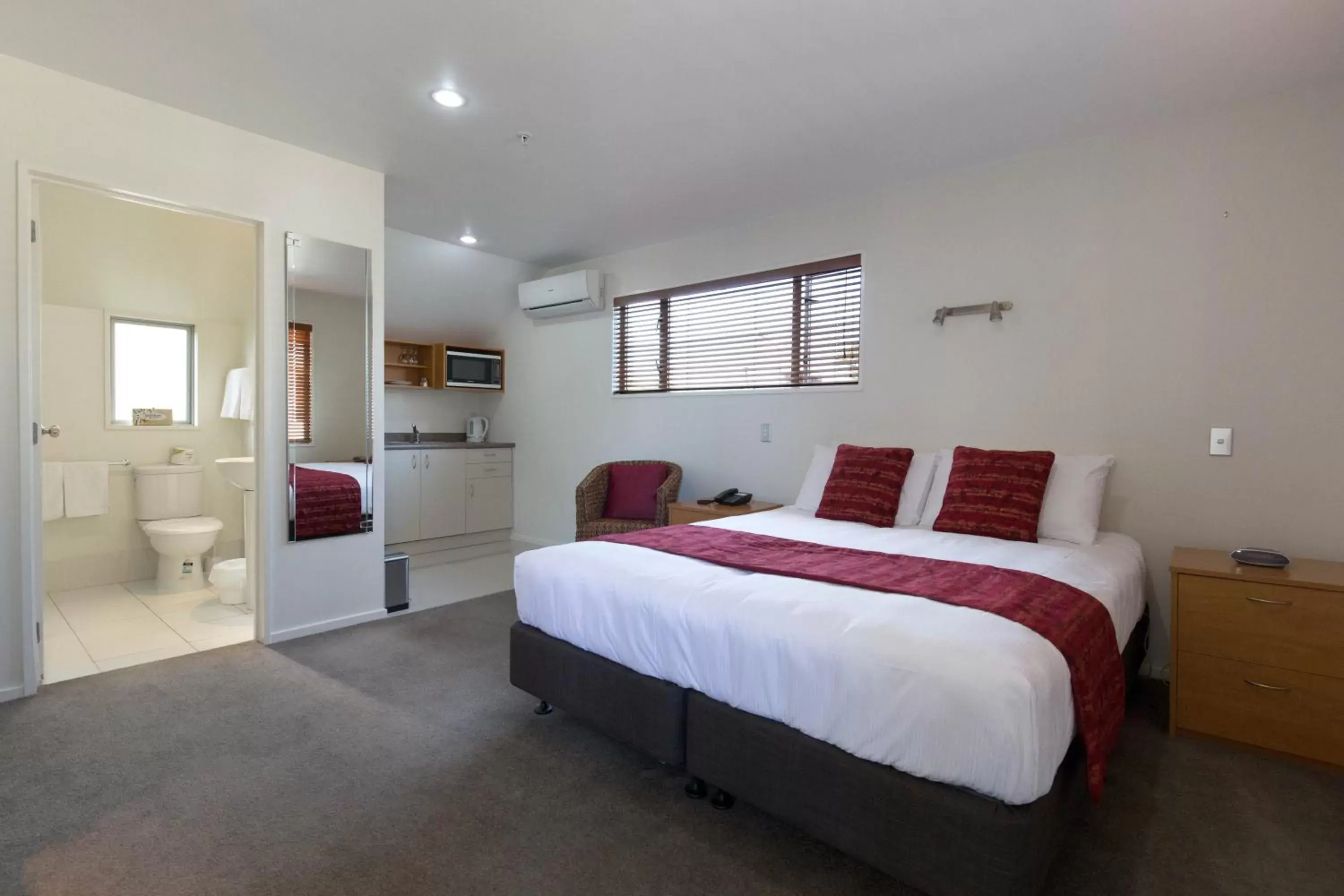 Bathroom, Bed in Riccarton Motor Lodge