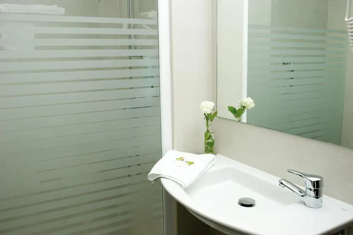 Toilet, Bathroom in Hotel Cisneros