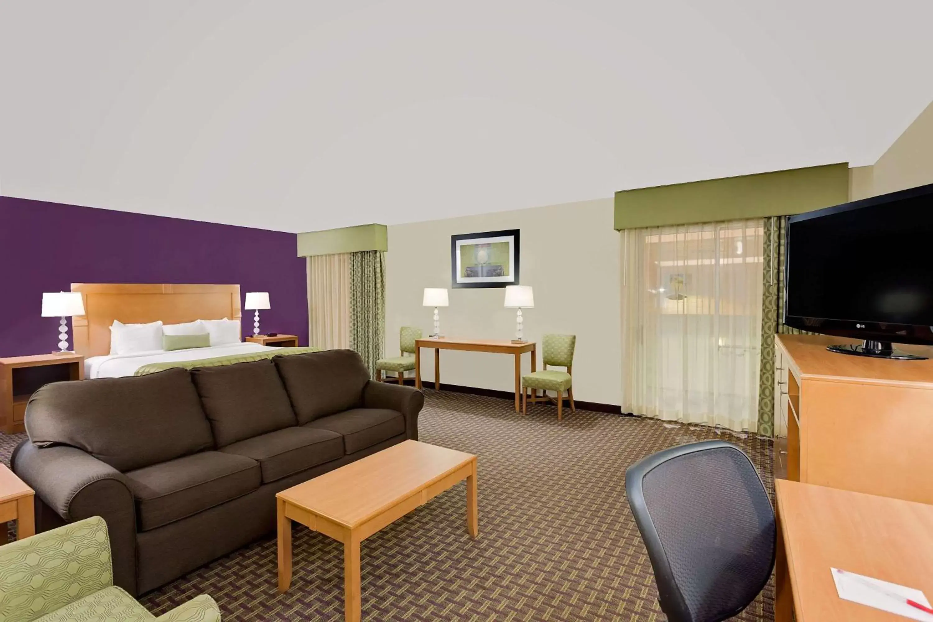 Photo of the whole room, Seating Area in Ramada by Wyndham Marquette