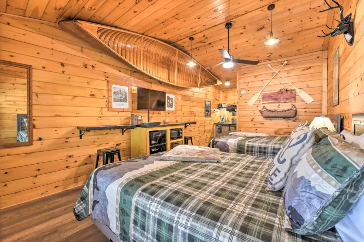 Bed in The Lodge Nantahala River