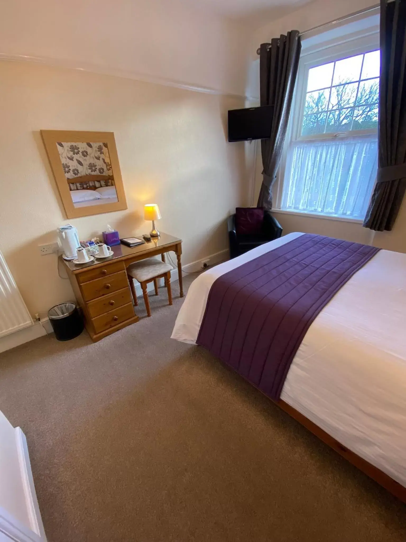 Photo of the whole room, Bed in Paignton Court