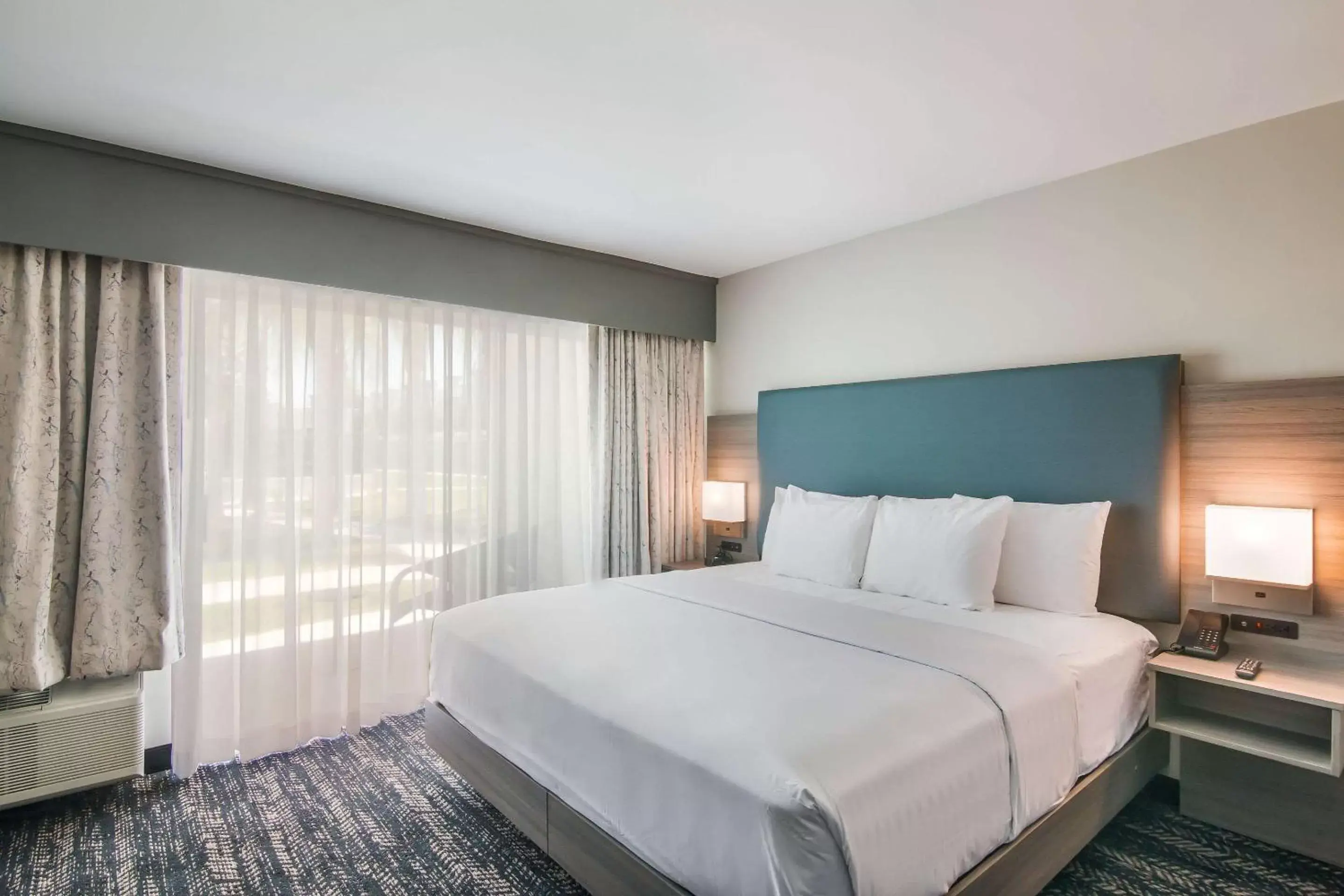 Photo of the whole room, Bed in Hourglass Hotel, Ascend Hotel Collection