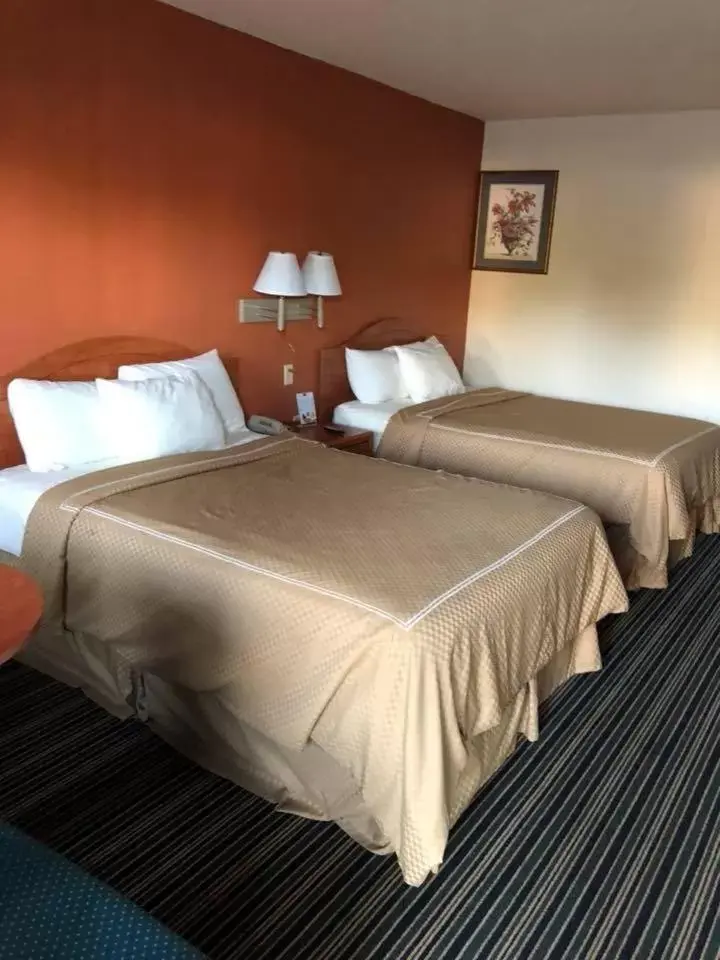 Bed in Scottish Inn and Suites Perry