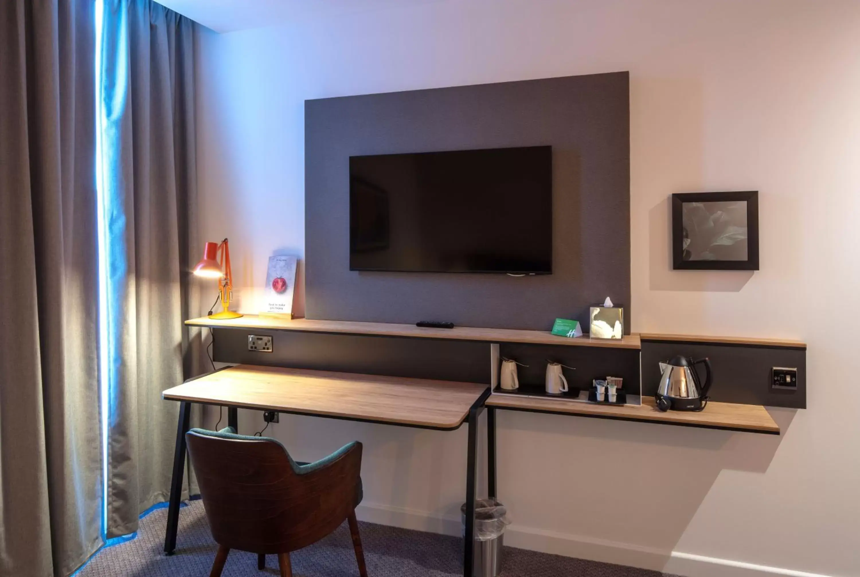 Bedroom, TV/Entertainment Center in Holiday Inn - Sunderland, an IHG Hotel