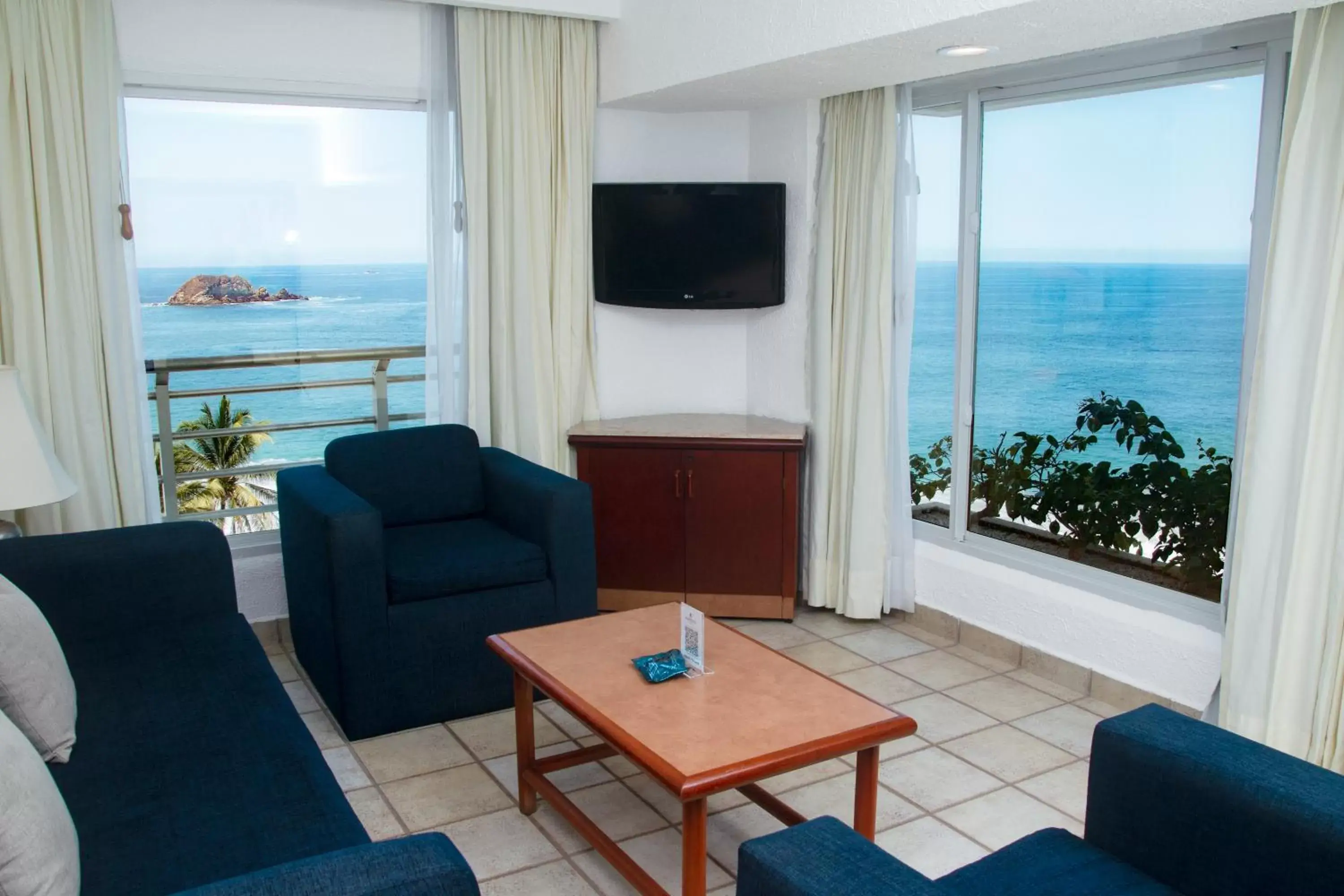 Living room, Sea View in Emporio Ixtapa