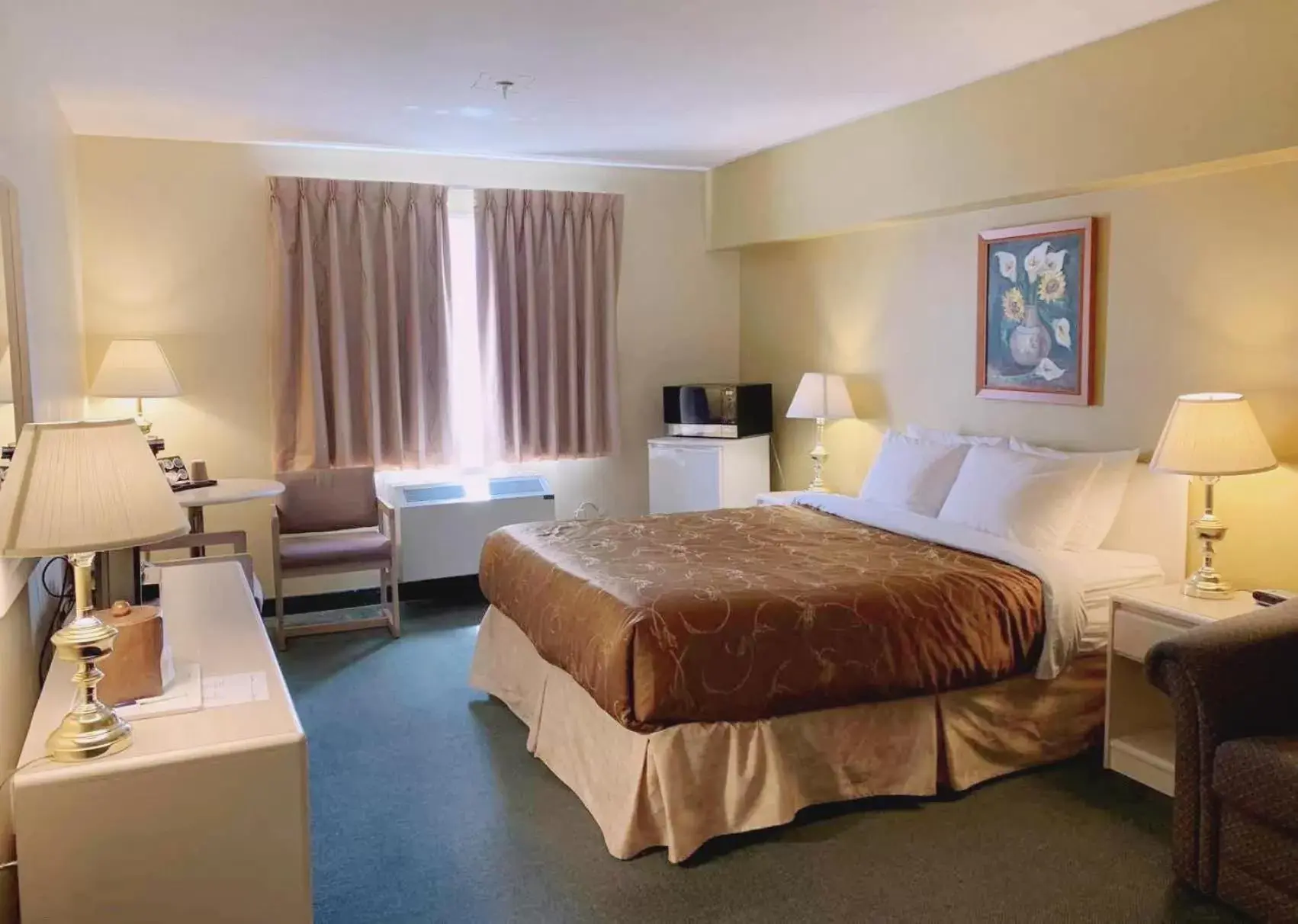 Photo of the whole room, Bed in MountainView Hotel Merritt