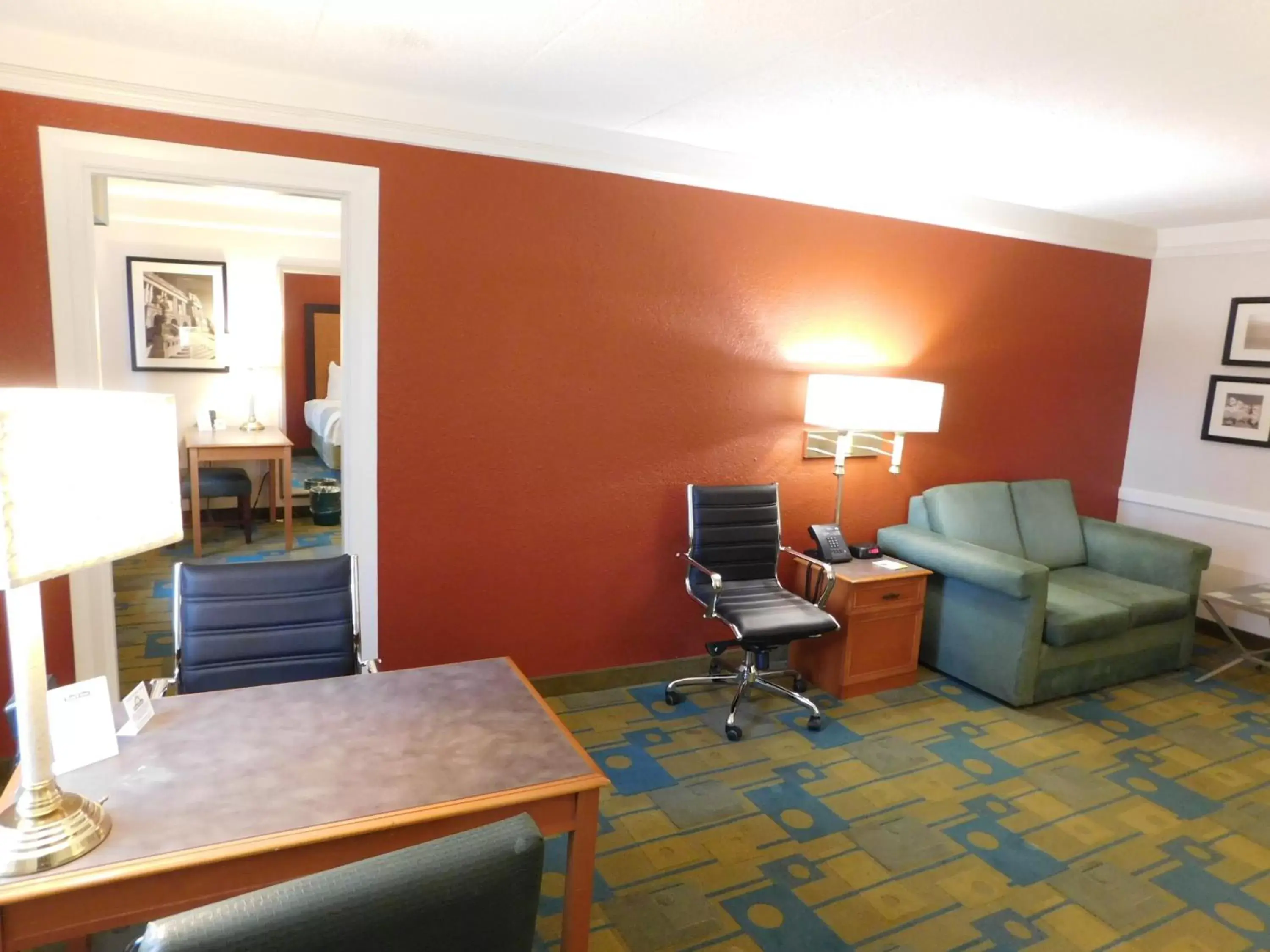 Living room, Seating Area in Days Inn & Suites by Wyndham Schaumburg- Woodfield Mall