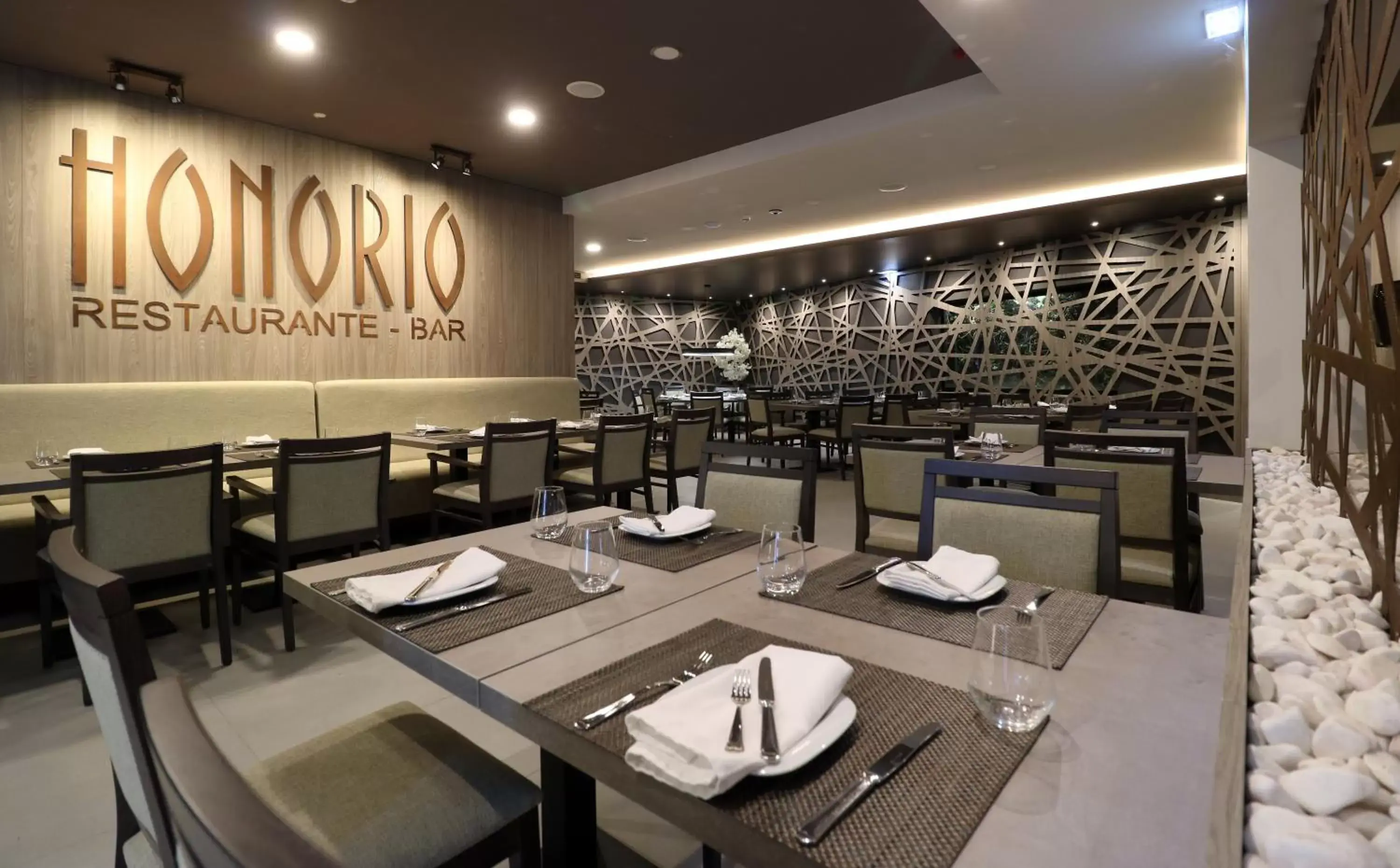 Restaurant/Places to Eat in Apartamentos Honorio - Pool and Garden