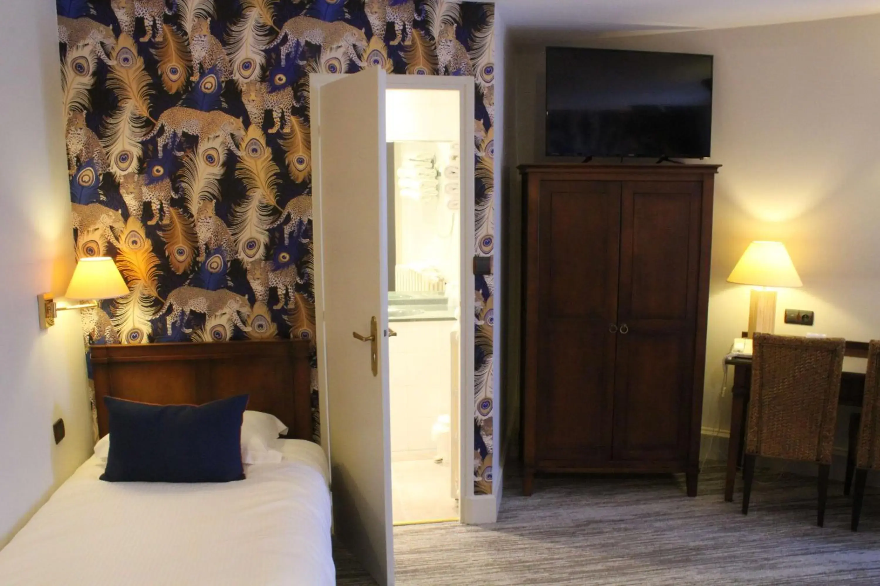 Photo of the whole room, Bed in Best Western de Diane Photo of the whole room, Bed in Best Western de Diane