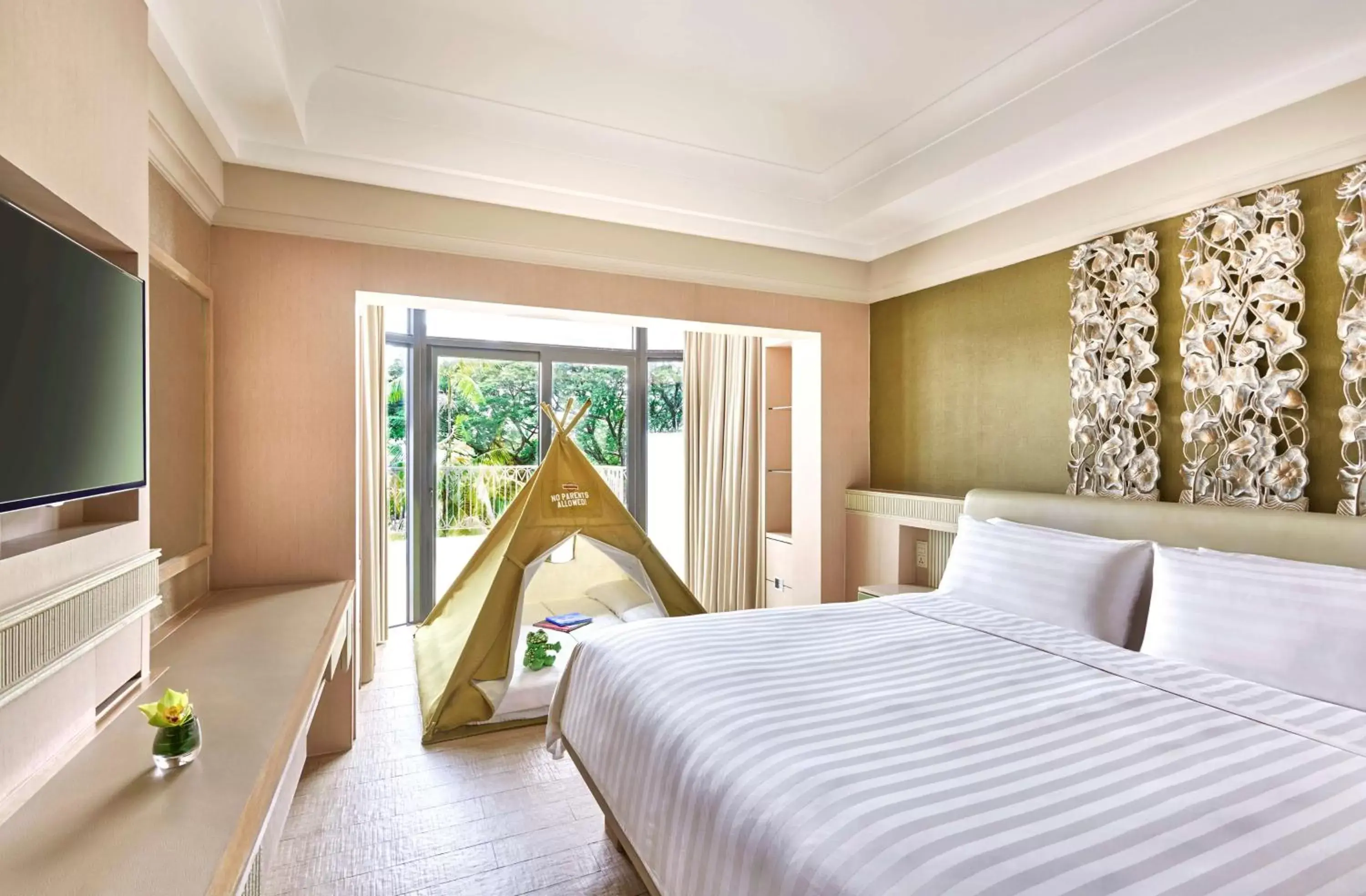 Photo of the whole room, Bed in Shangri-La Rasa Sentosa, Singapore