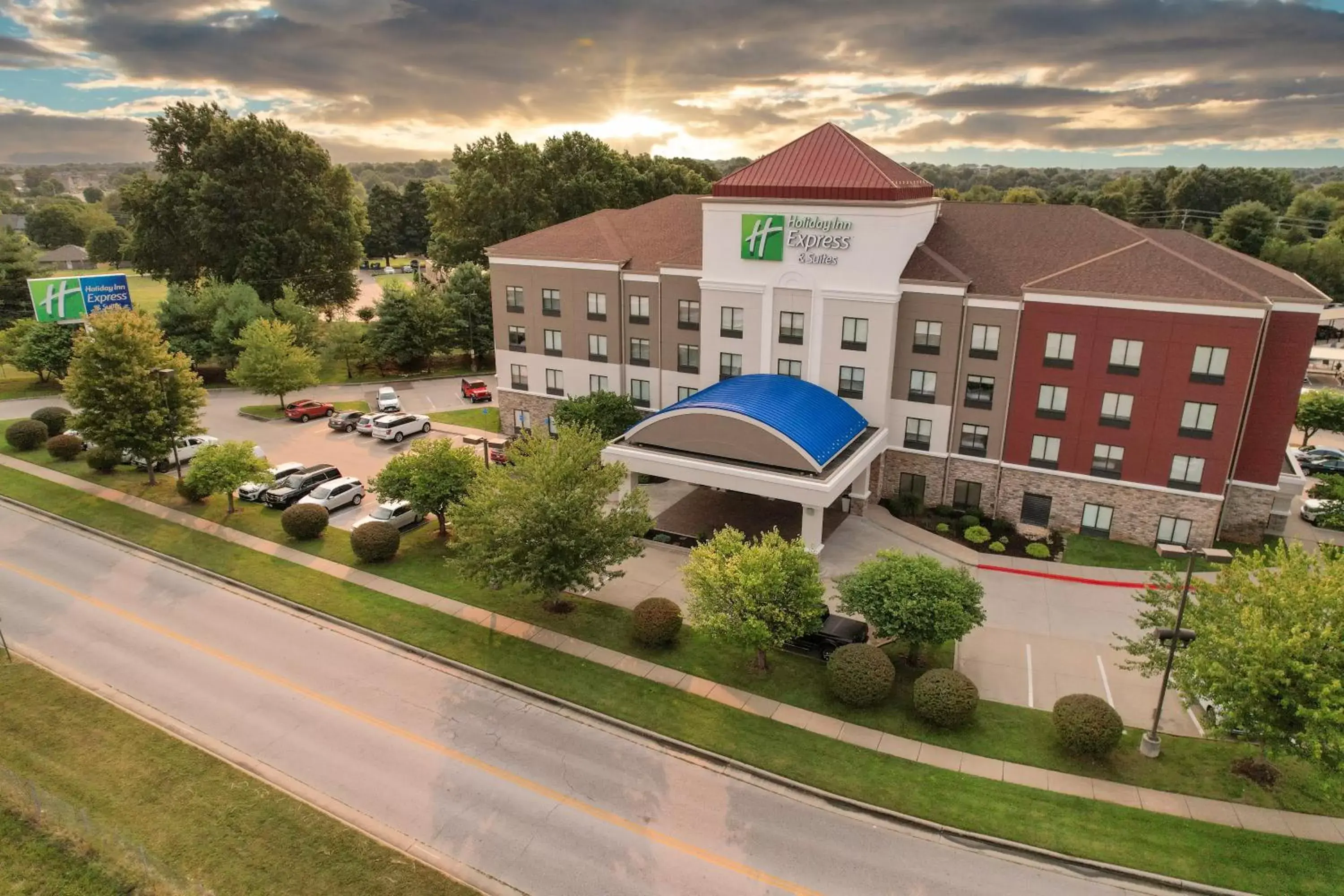 Property building in Holiday Inn Express and Suites Springfield Medical District by IHG Property building in Holiday Inn Express and Suites Springfield Medical District by IHG