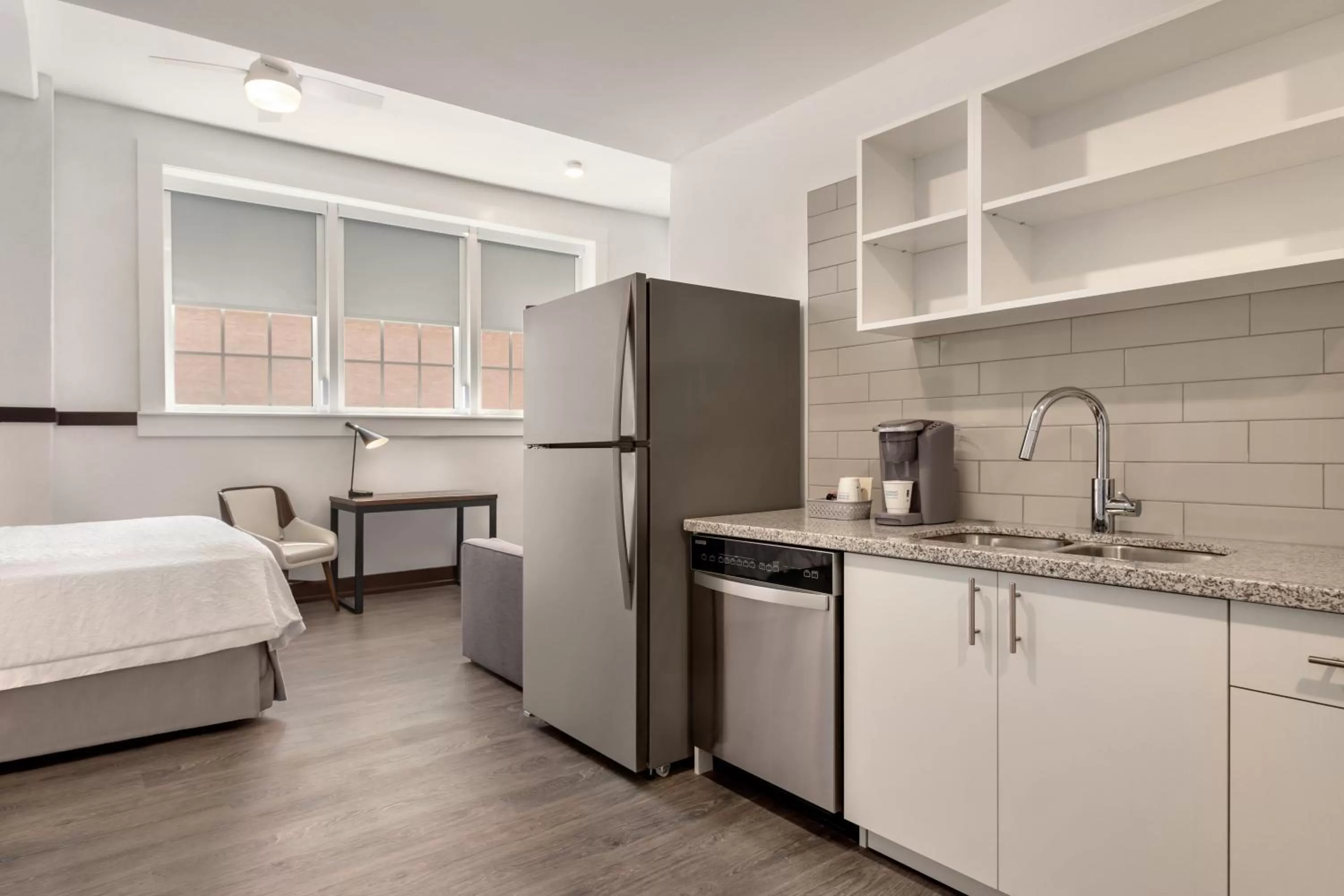 Kitchen or kitchenette, Bed in Leavenworth Local Hotel