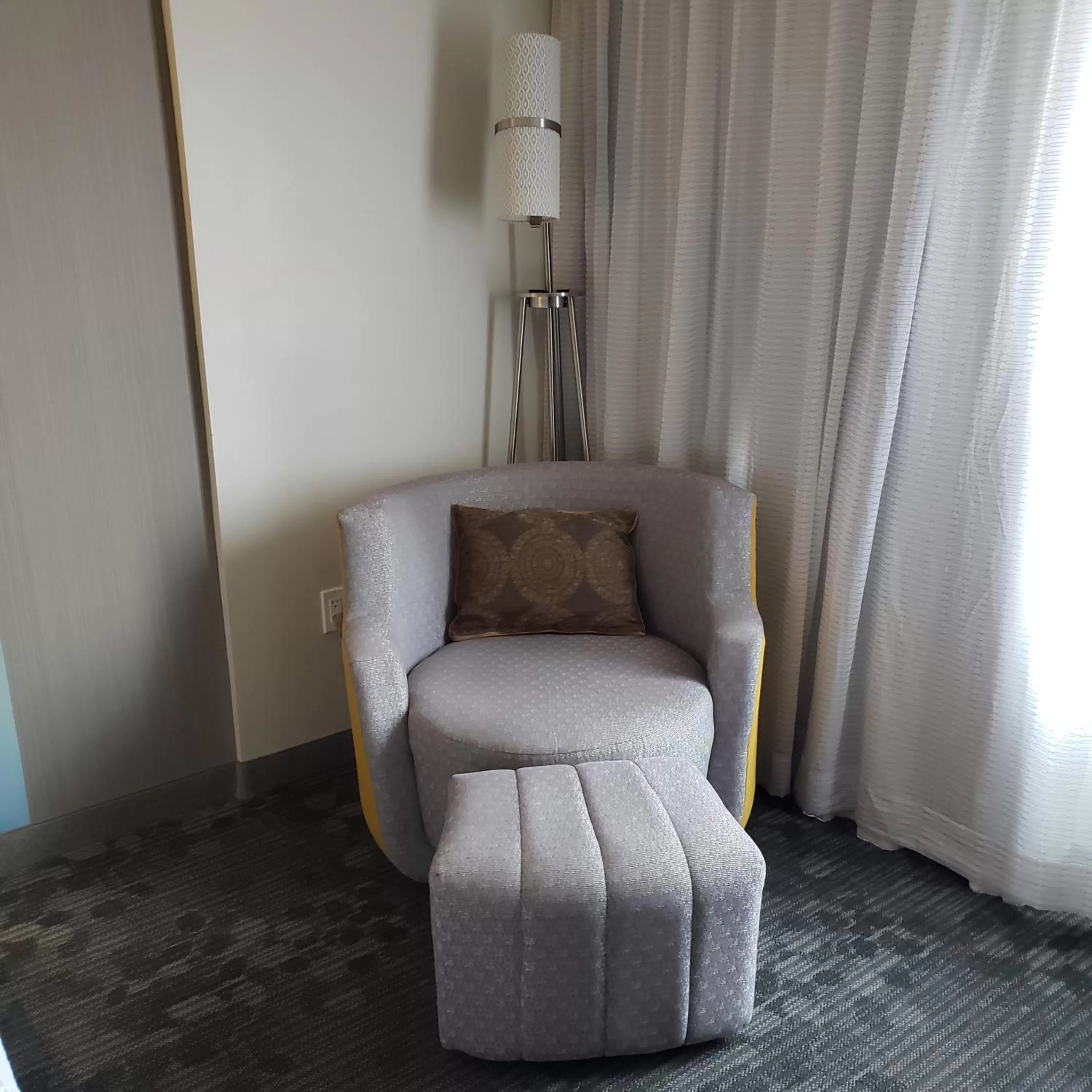 Seating area in Courtyard by Marriott Battle Creek