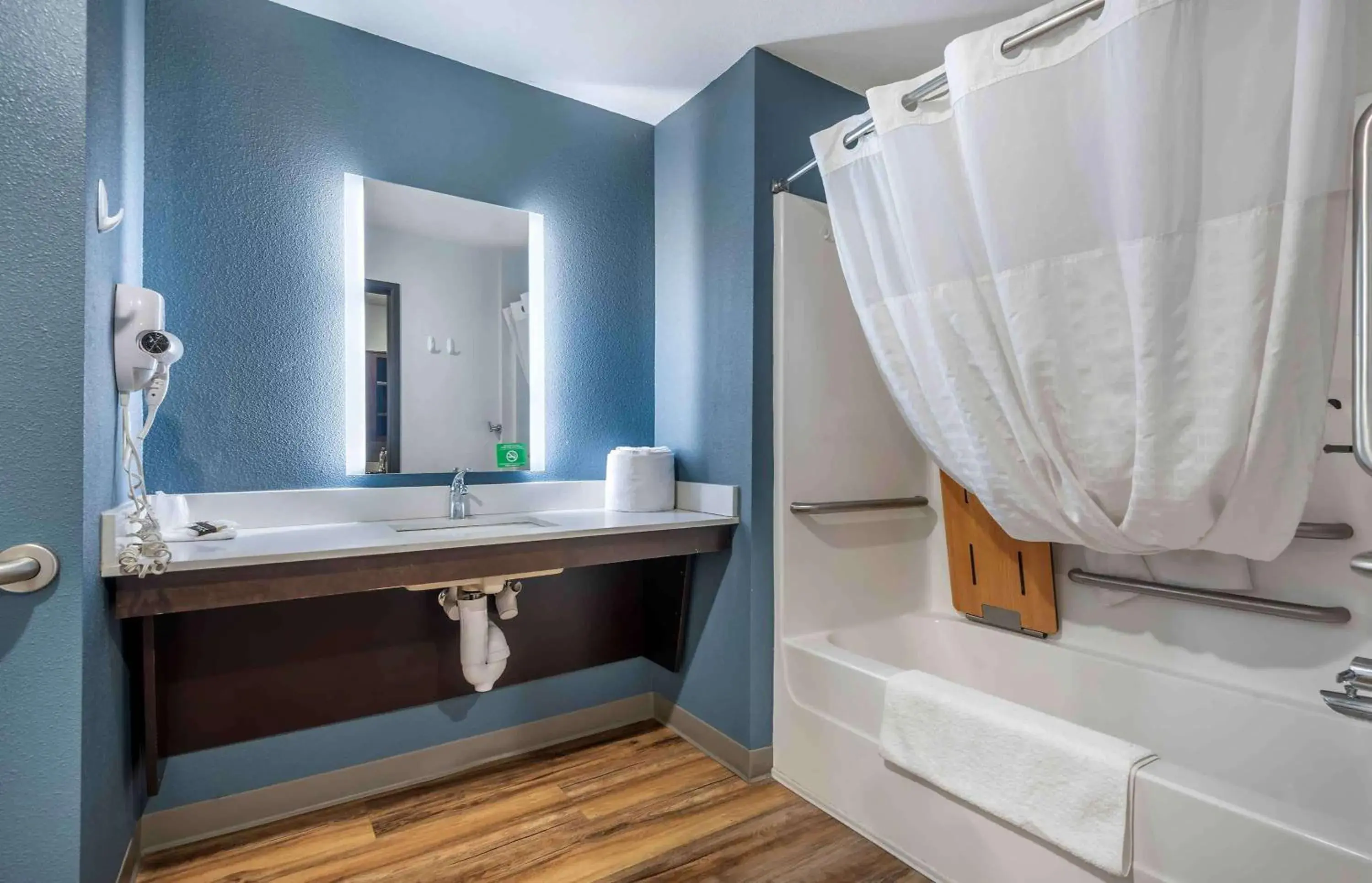 Bathroom in Extended Stay America Select Suites - Louisville - Airport