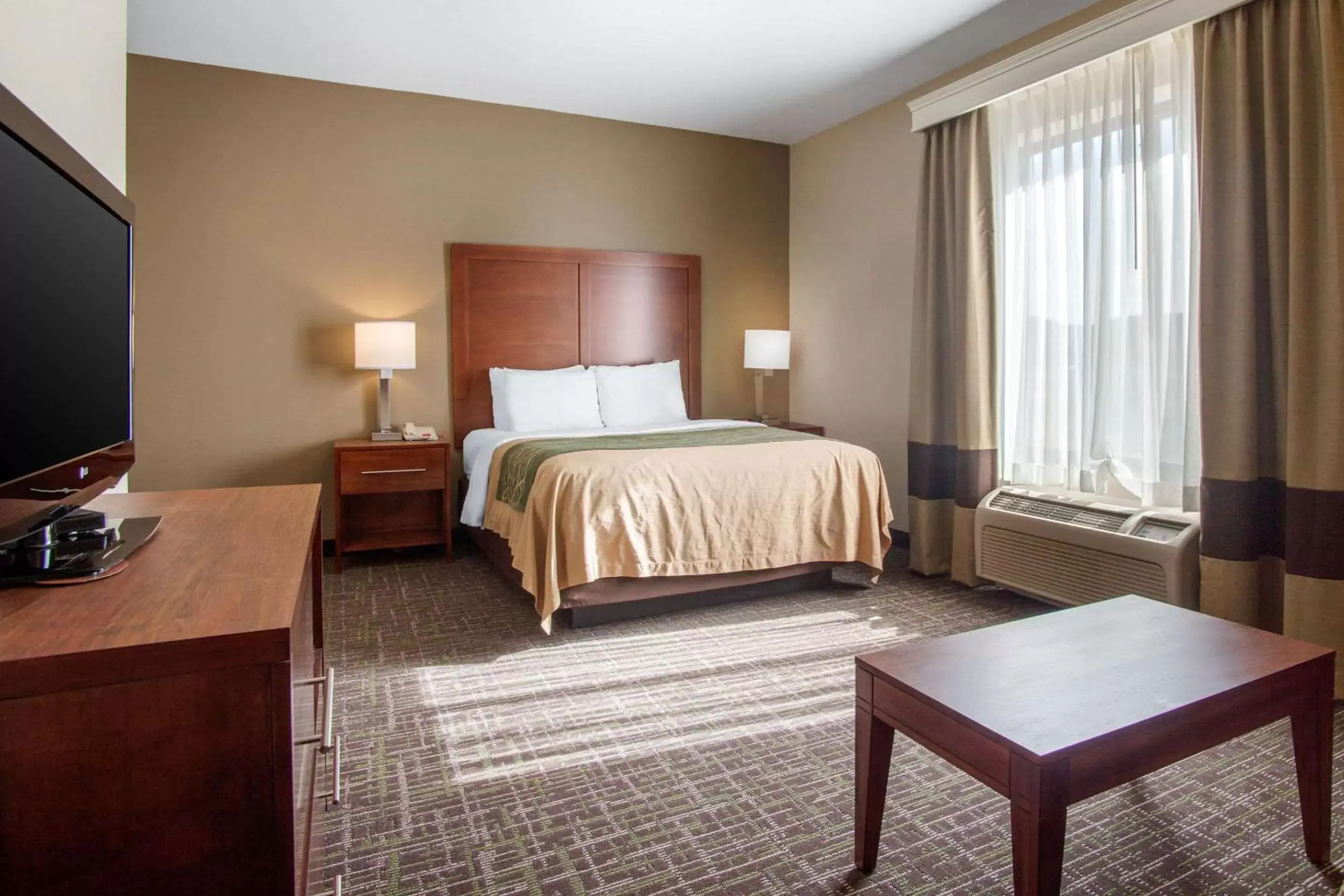 Photo of the whole room, Bed in Comfort Inn & Suites Norman near University