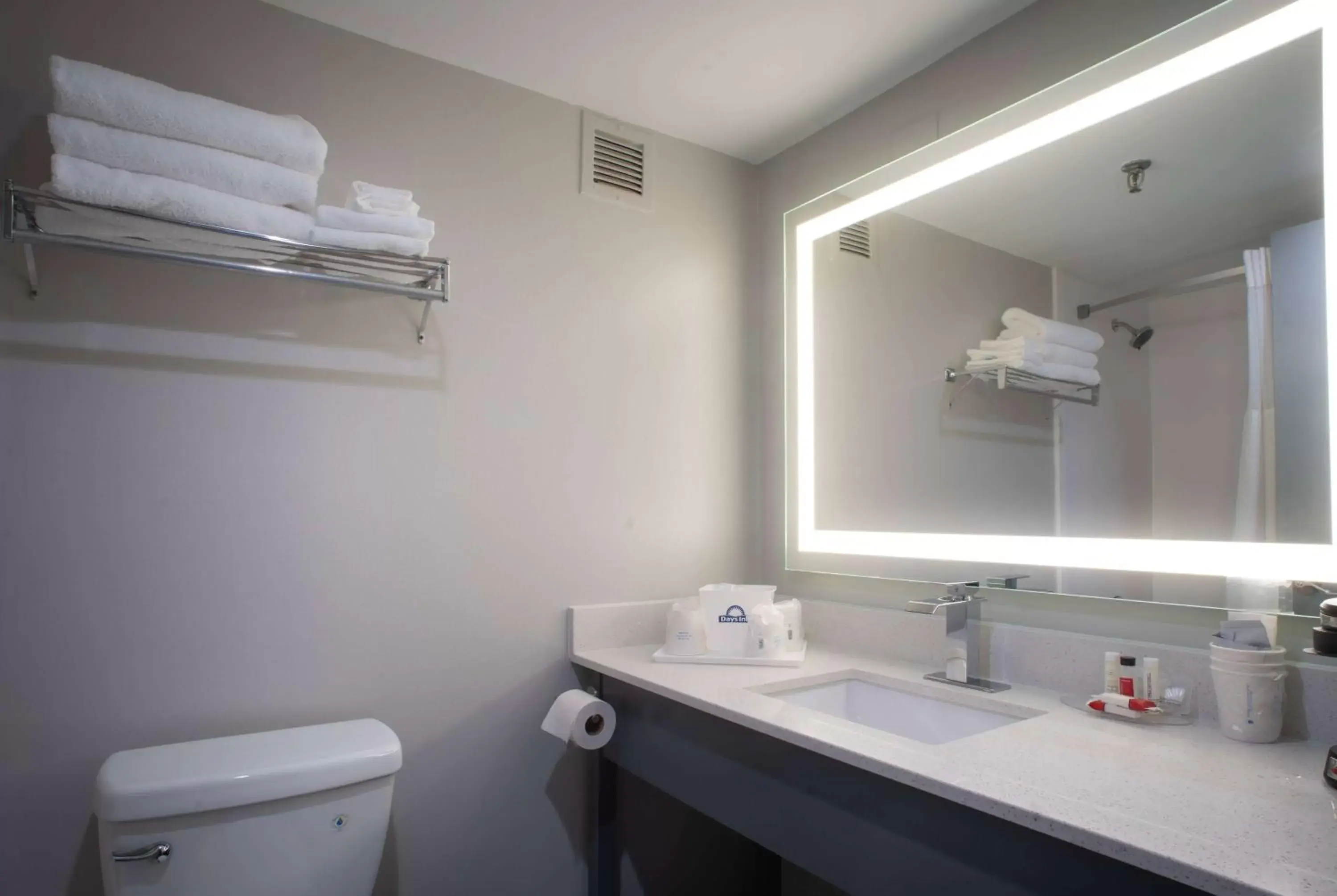 TV and multimedia, Bathroom in Days Hotel by Wyndham East Brunswick Conference Center