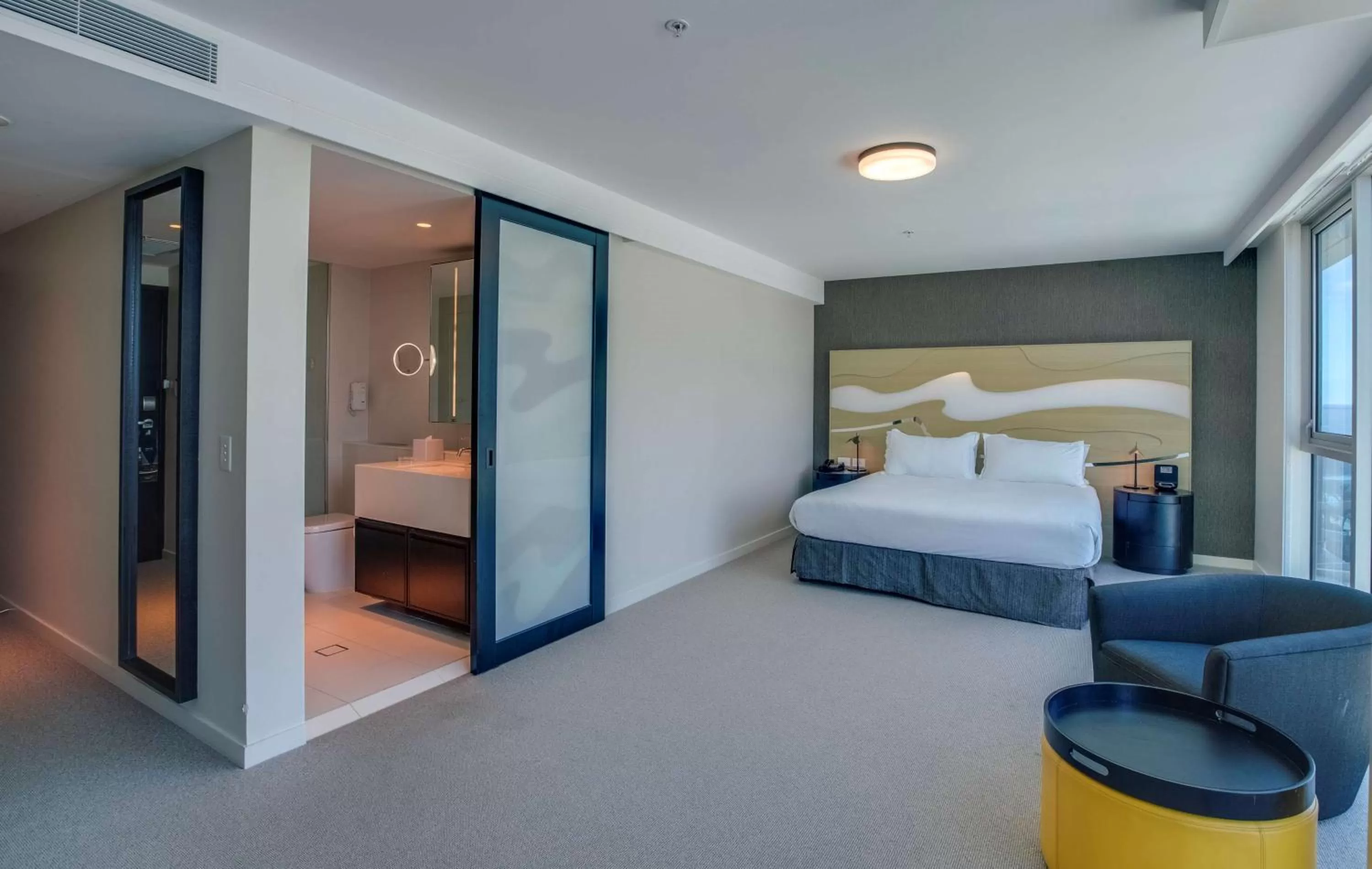 Bathroom, Bed in Hilton Surfers Paradise Hotel & Residences