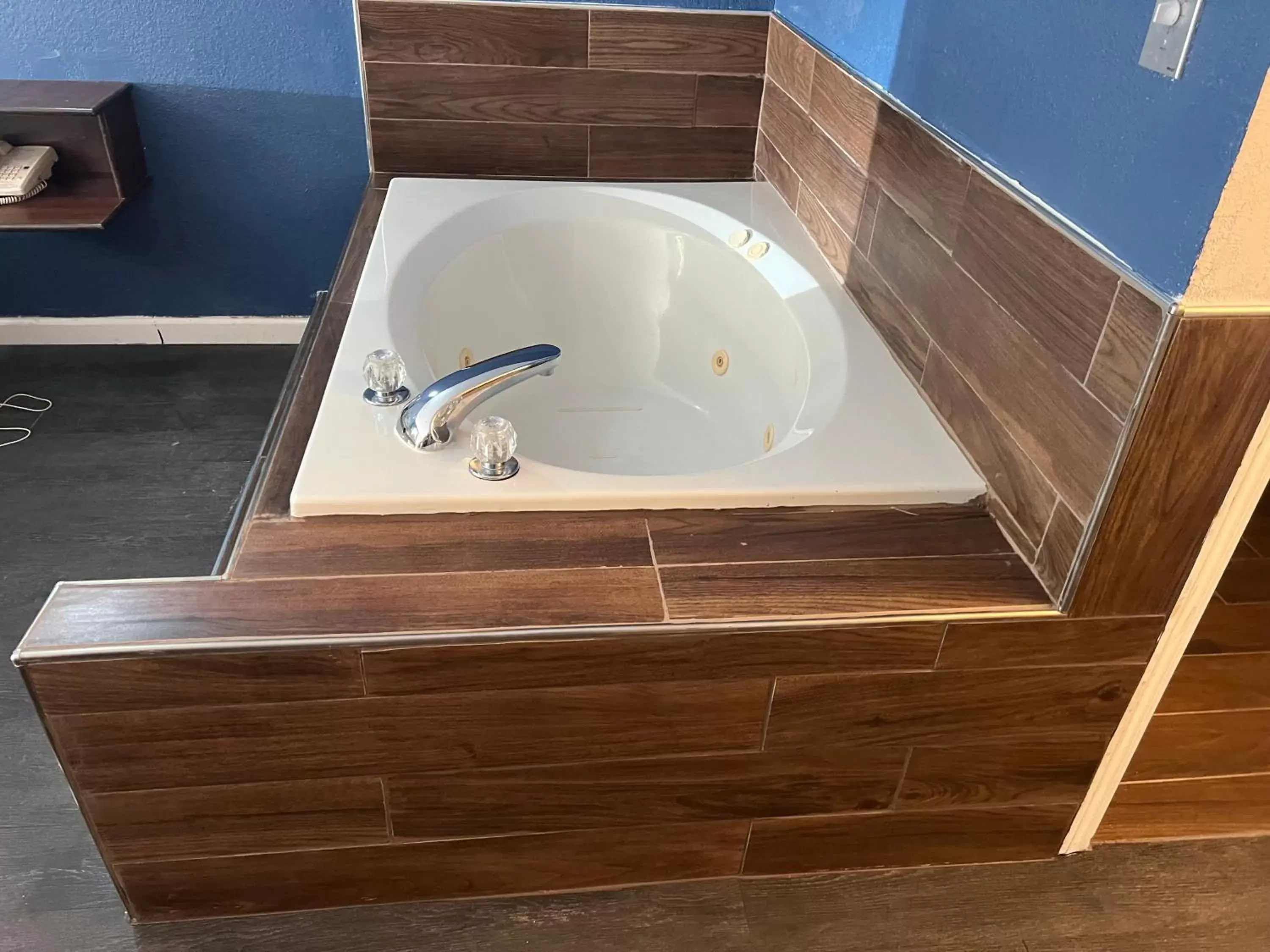 Hot Tub, Bathroom in Key West Inn - Roanoke
