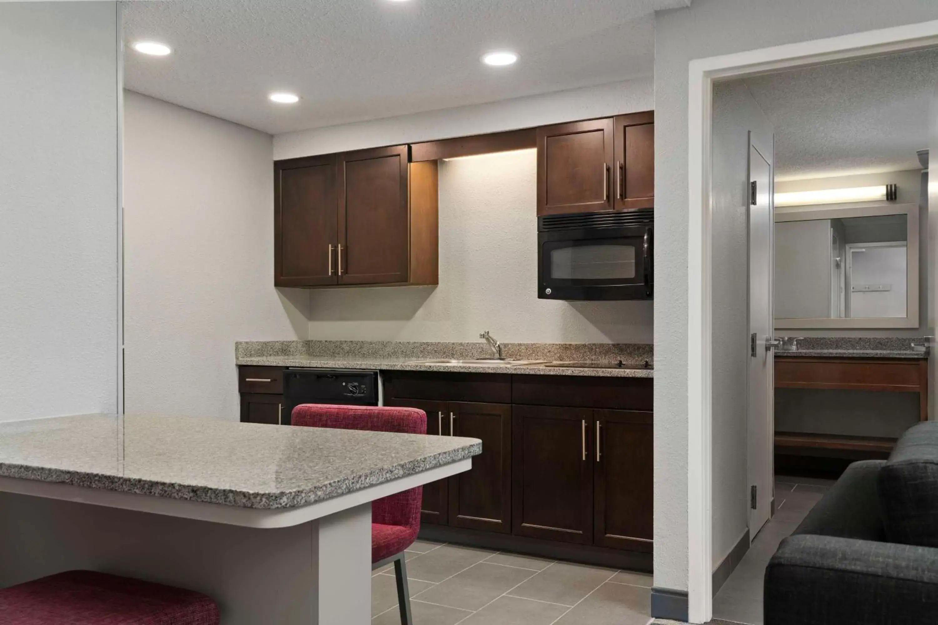 Kitchen or kitchenette, Kitchen/Kitchenette in Hampton Inn & Suites Newport News-Airport - Oyster Point Area