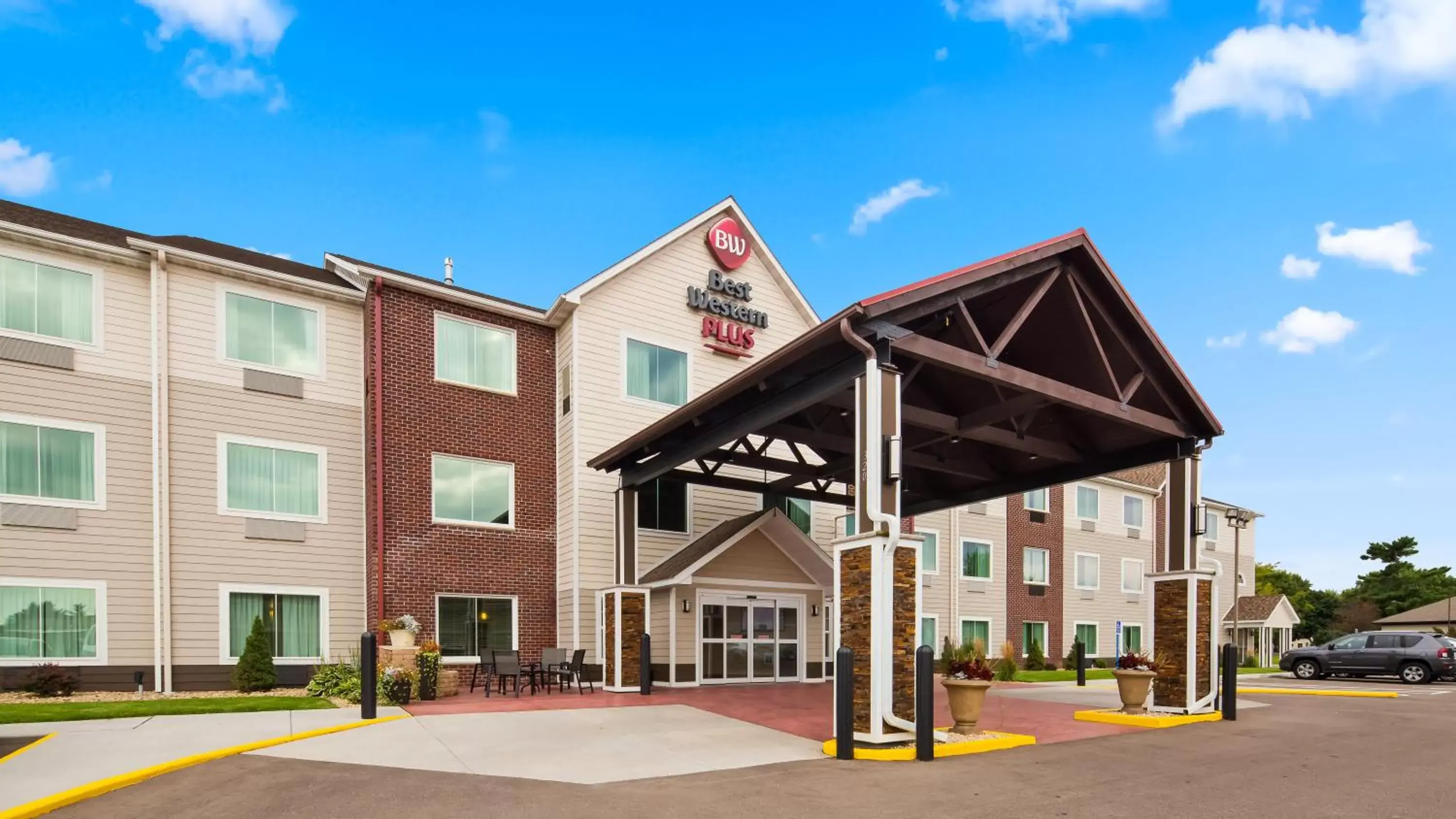 Facade/entrance in BEST WESTERN Plus Menomonie Inn & Suites Facade/entrance in BEST WESTERN Plus Menomonie Inn & Suites